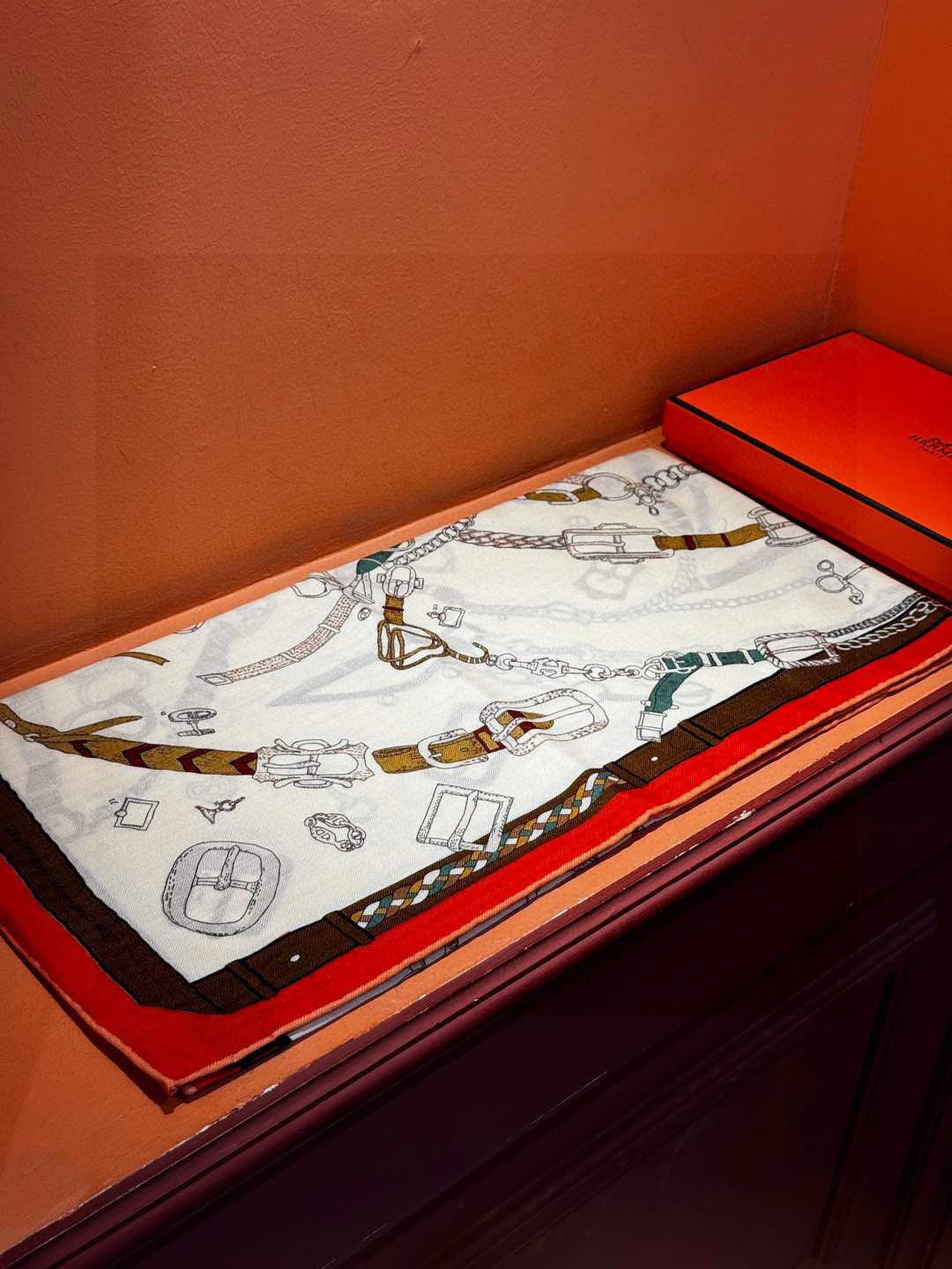 羊绒新款🆕👏👏买了都说好看‼️推荐💕爱马仕双面同色羊绒方巾【跃动的马儿双面同色140】，顶级工艺超值‼️