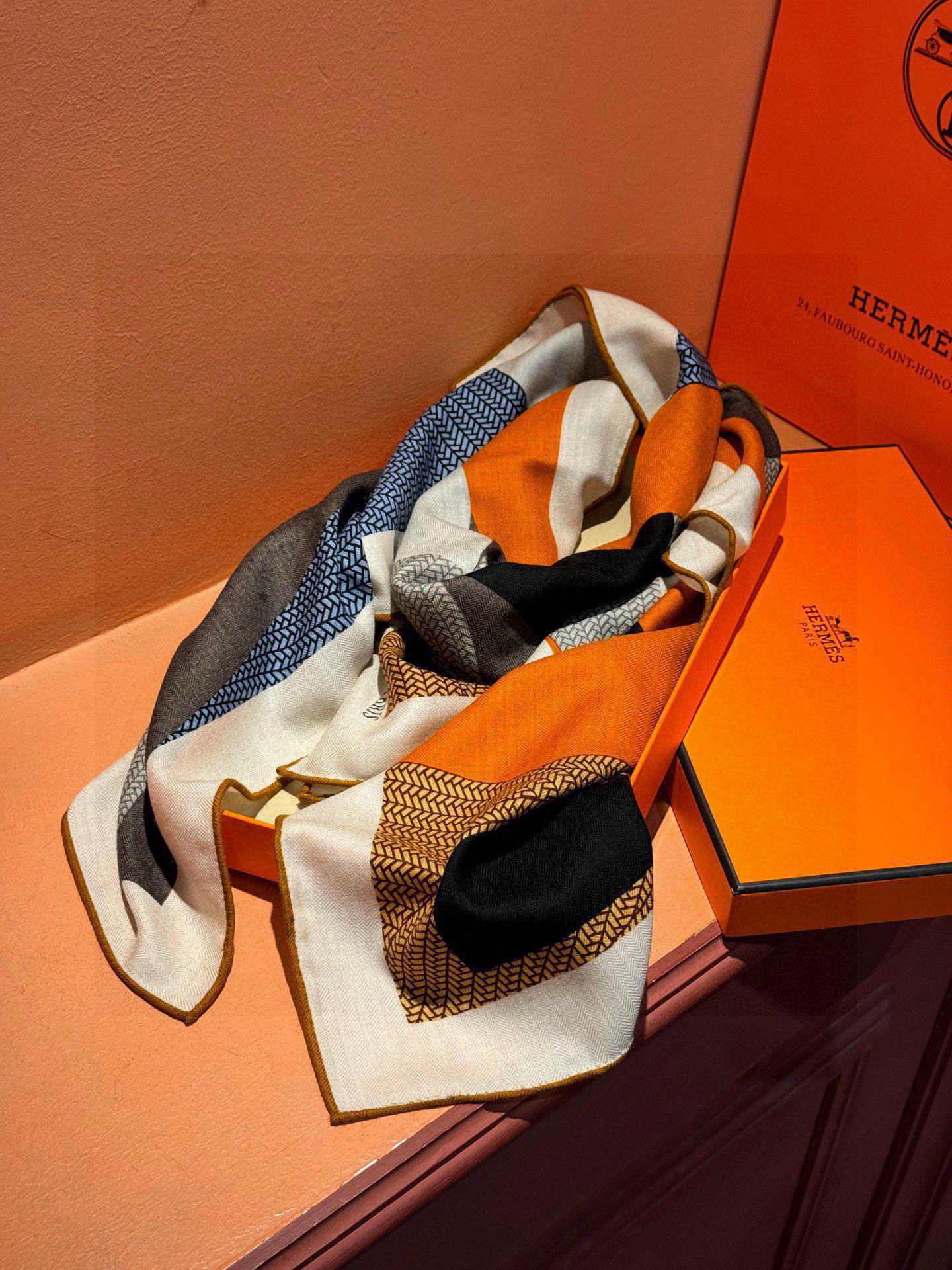 新款爱马仕小马跳跃，140*140cm，双面同色印花，高端的重磅丝羊绒面料，正反两面效果一样，70%羊绒