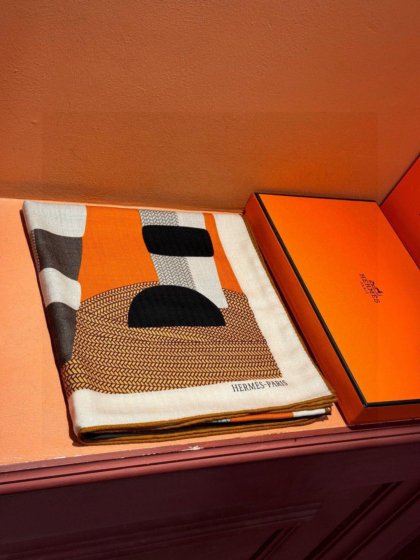 新款爱马仕小马跳跃，140*140cm，双面同色印花，高端的重磅丝羊绒面料，正反两面效果一样，70%羊绒