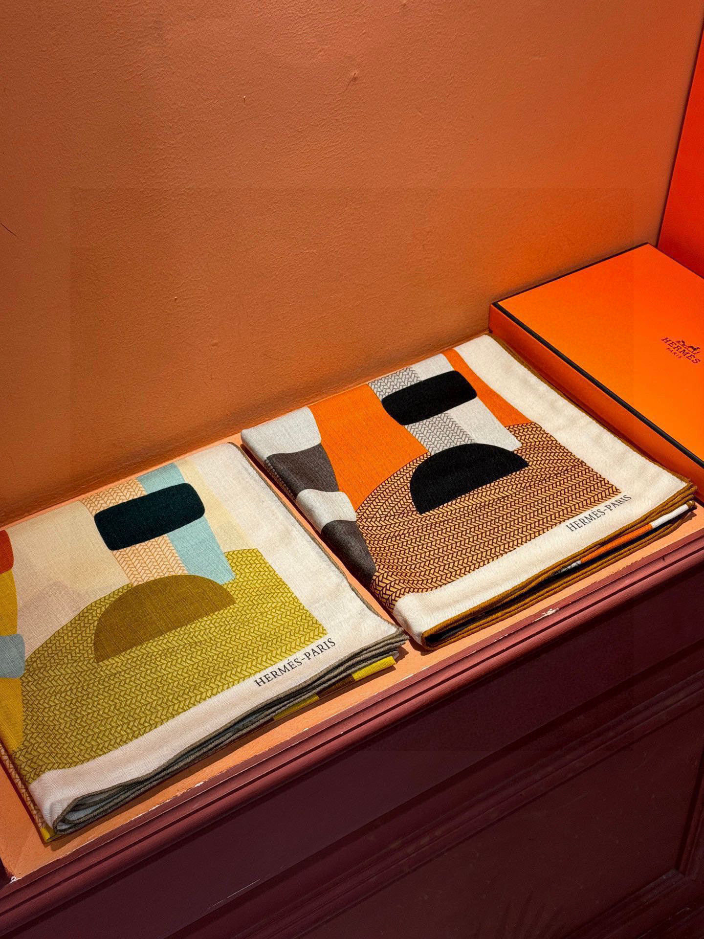 新款爱马仕小马跳跃，140*140cm，双面同色印花，高端的重磅丝羊绒面料，正反两面效果一样，70%羊绒