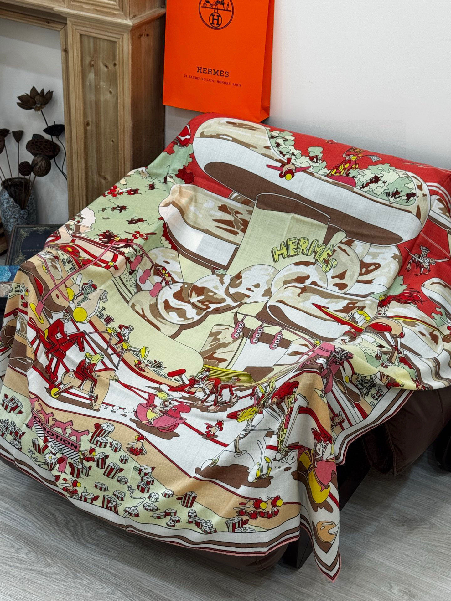 H，目前最热门的 “超现实爱马仕枢纽” 风靡全宇宙，听名字就充斥着未来空间♥️艺术品一样的存在，会绝版的