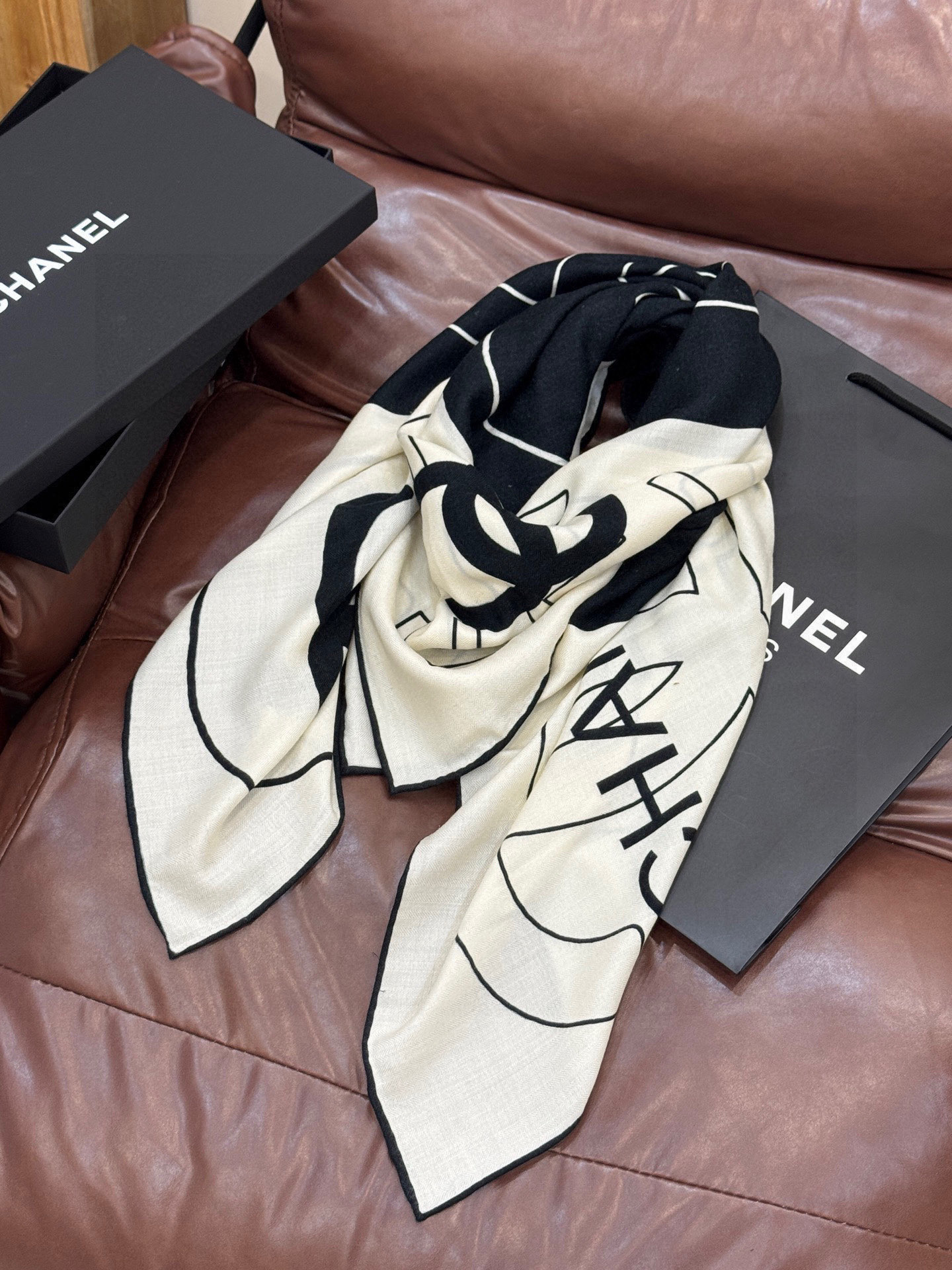 Chanel 25s秋冬新品～【140顶级丝毛双面同色披肩】25s 秋冬披肩设计真的好有突破粉色米色格优