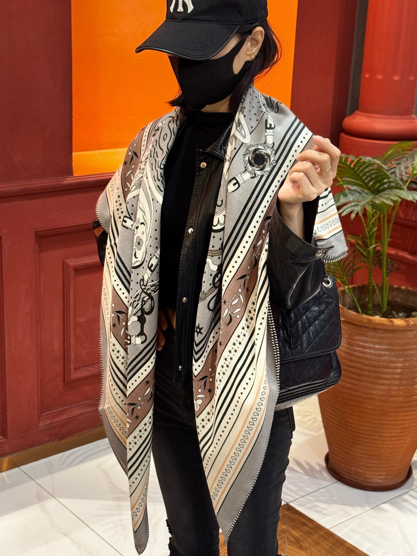 上新💕。丝绒方巾 【爱马仕2025春夏 亚马逊的庆典 Bandana，佩斯利花纹，生机勃勃的图案】（双面