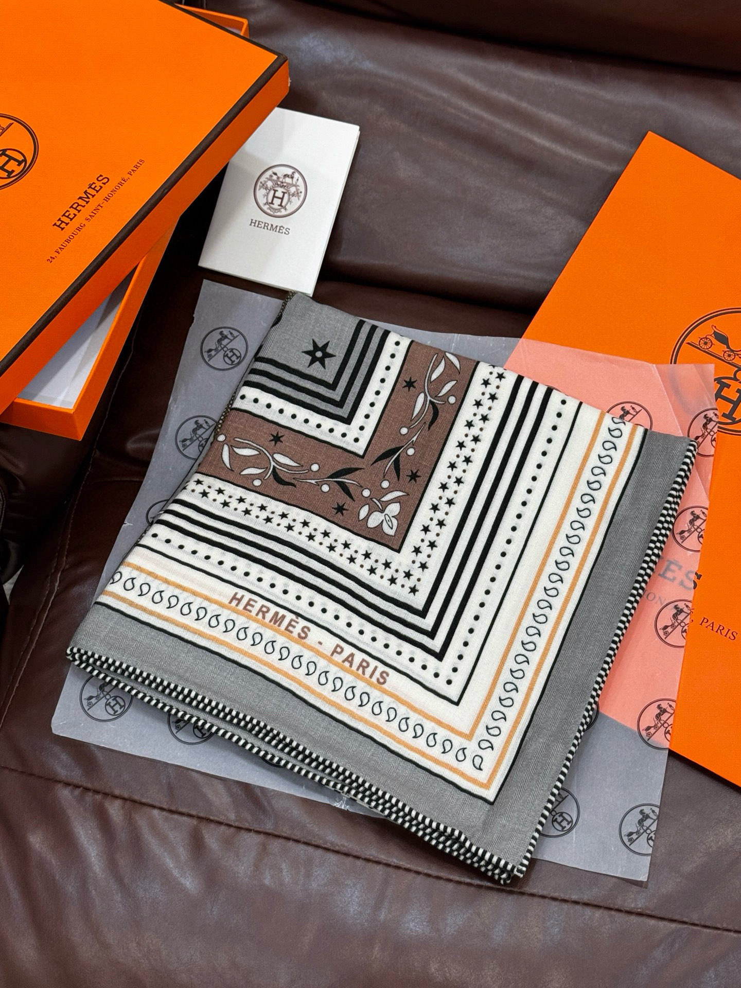 上新💕。丝绒方巾 【爱马仕2025春夏 亚马逊的庆典 Bandana，佩斯利花纹，生机勃勃的图案】（双面