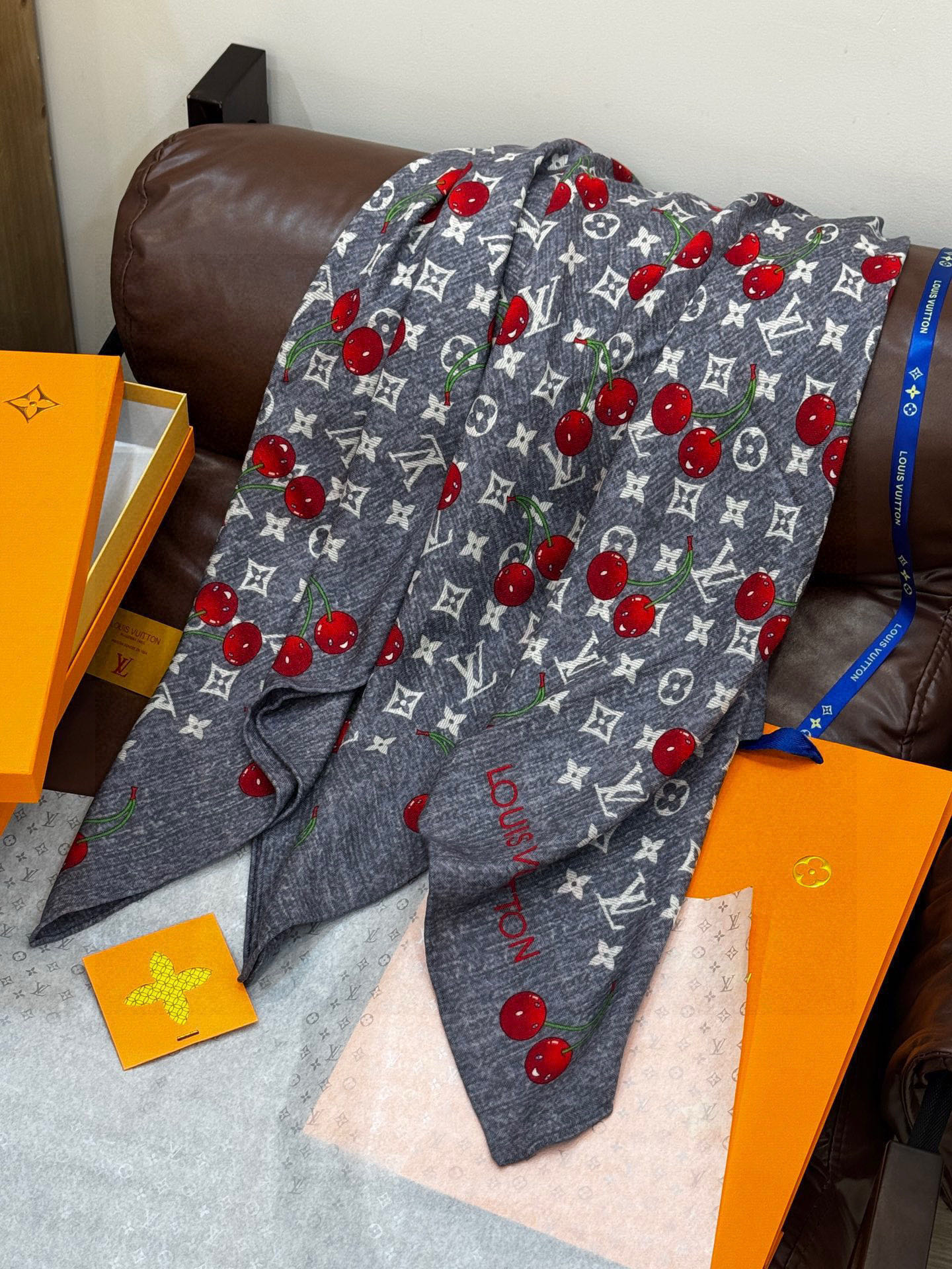 LV X TM MONOGRAMCERISE 140丝绒方巾【140双面丝绒同色】LV × TM Mon