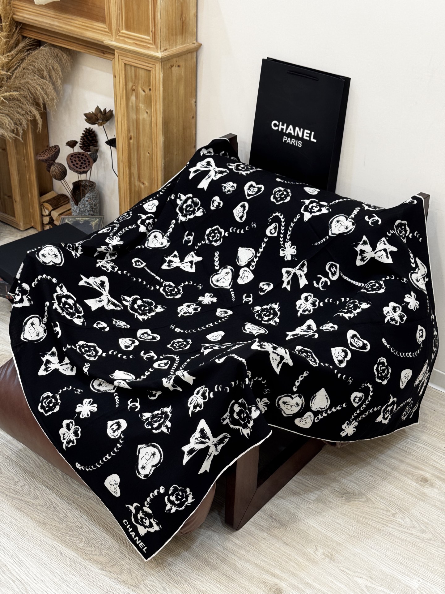 Chanel ~25秋冬新品～【爱心珍珠四叶草】【140双面丝绒披肩】手工卷边丝绒方巾（30%桑蚕丝70