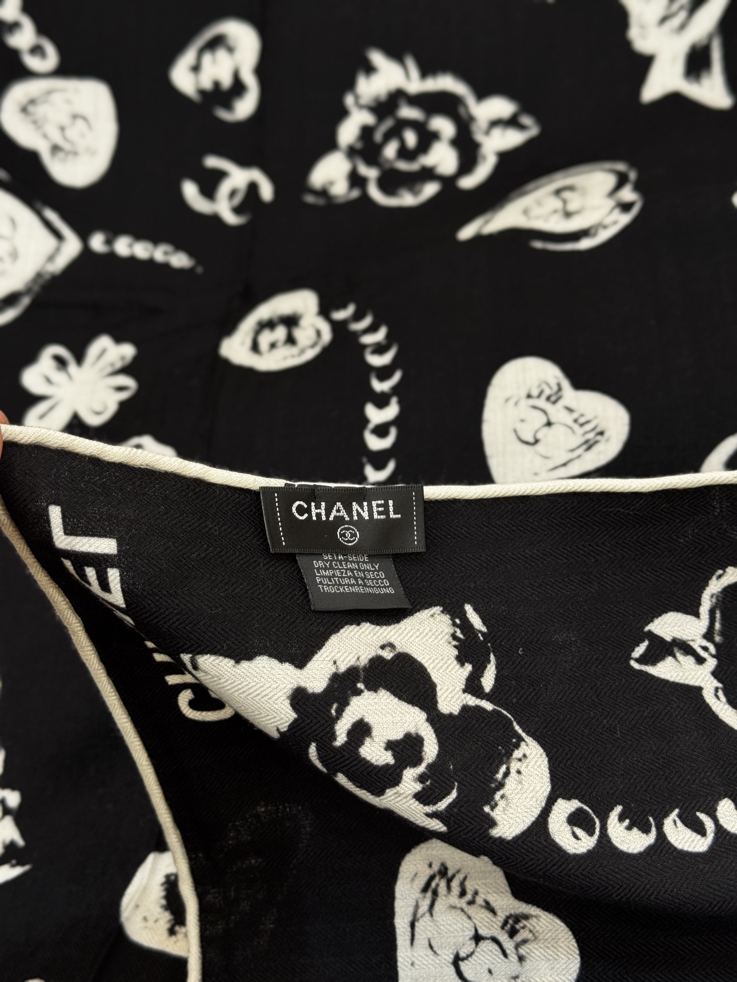 Chanel ~25秋冬新品～【爱心珍珠四叶草】【140双面丝绒披肩】手工卷边丝绒方巾（30%桑蚕丝70