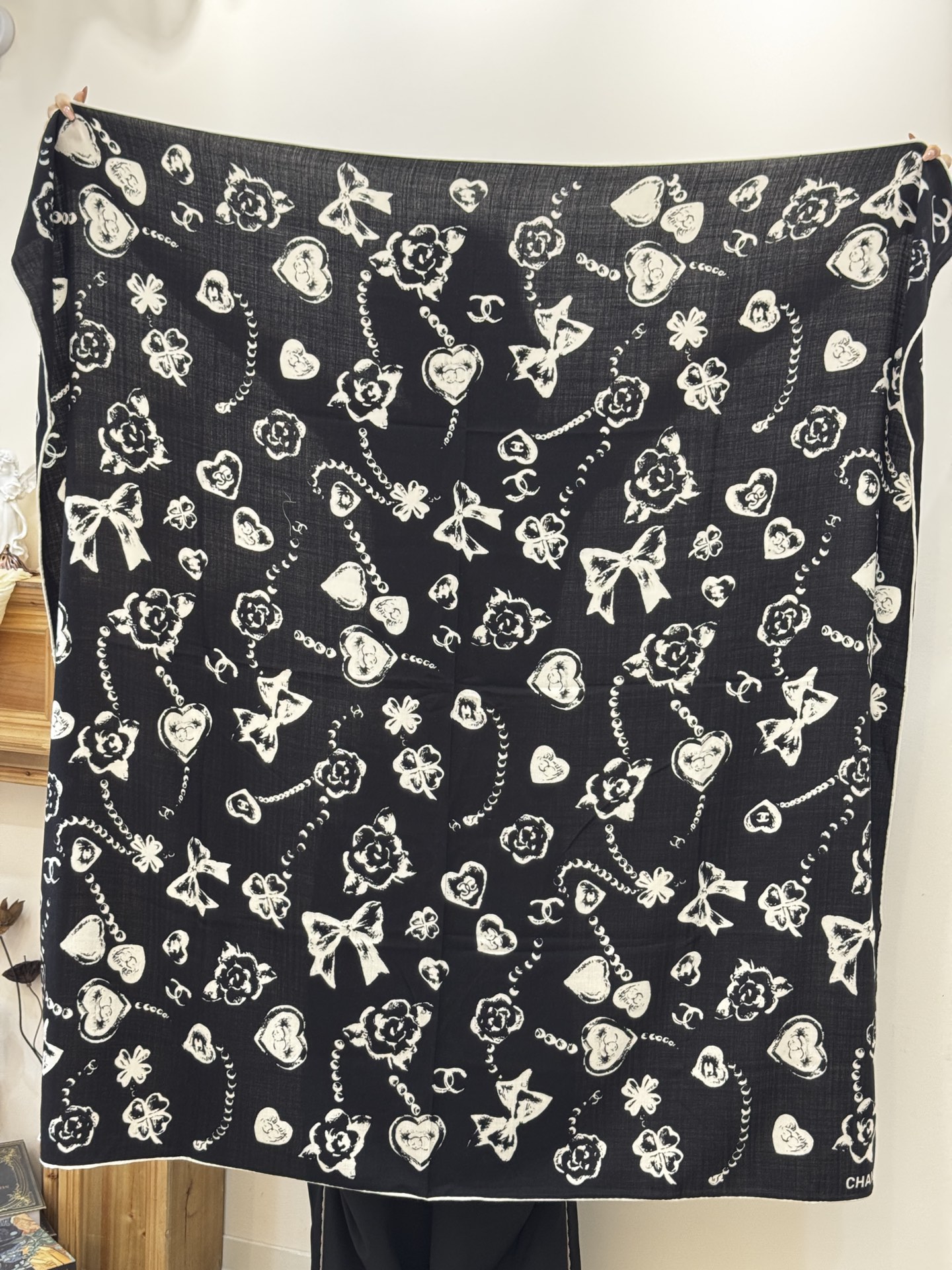 Chanel ~25秋冬新品～【爱心珍珠四叶草】【140双面丝绒披肩】手工卷边丝绒方巾（30%桑蚕丝70