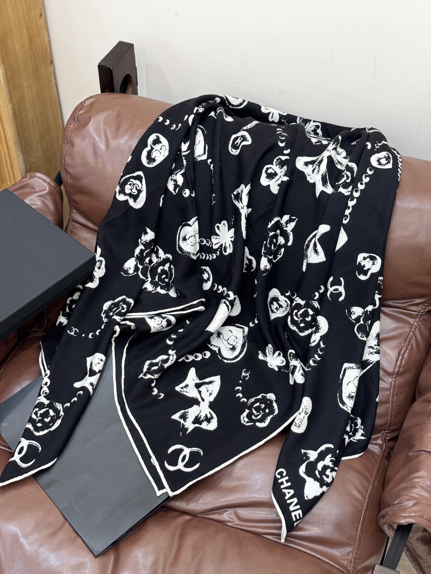 Chanel ~25秋冬新品～【爱心珍珠四叶草】【140双面丝绒披肩】手工卷边丝绒方巾（30%桑蚕丝70