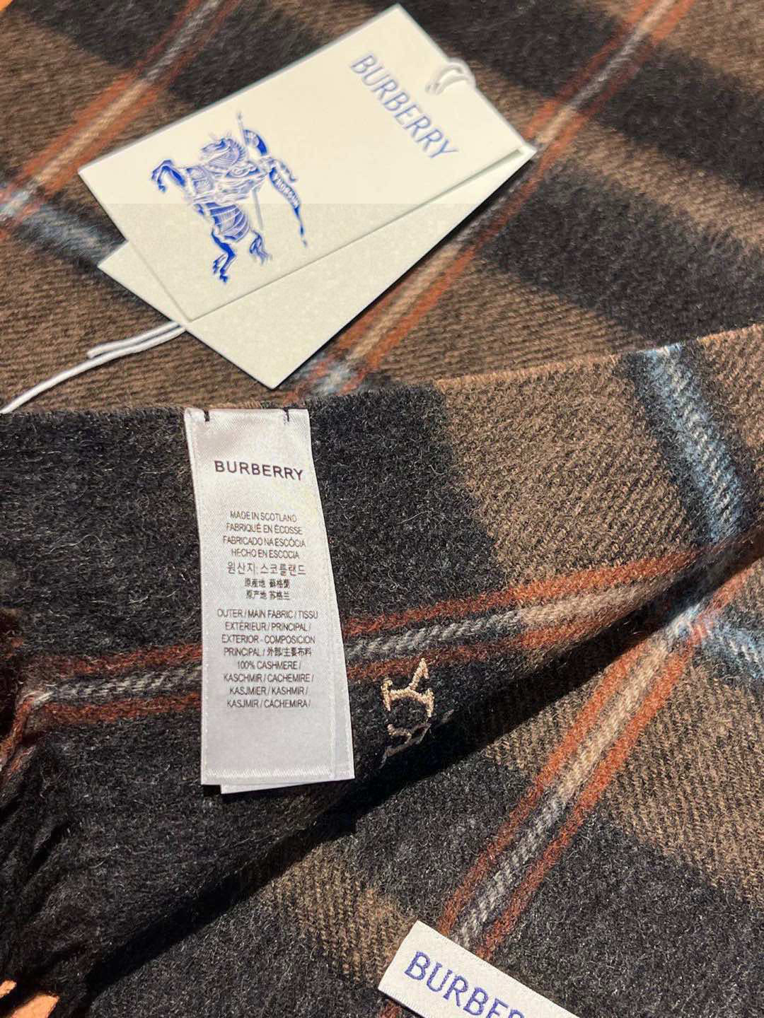 新款巴宝莉大方格子最新款💥 100%顶极羊羔绒材质。非常保暖👑 柔软亲肤，不扎脖😍经典巴宝莉格纹设计，加