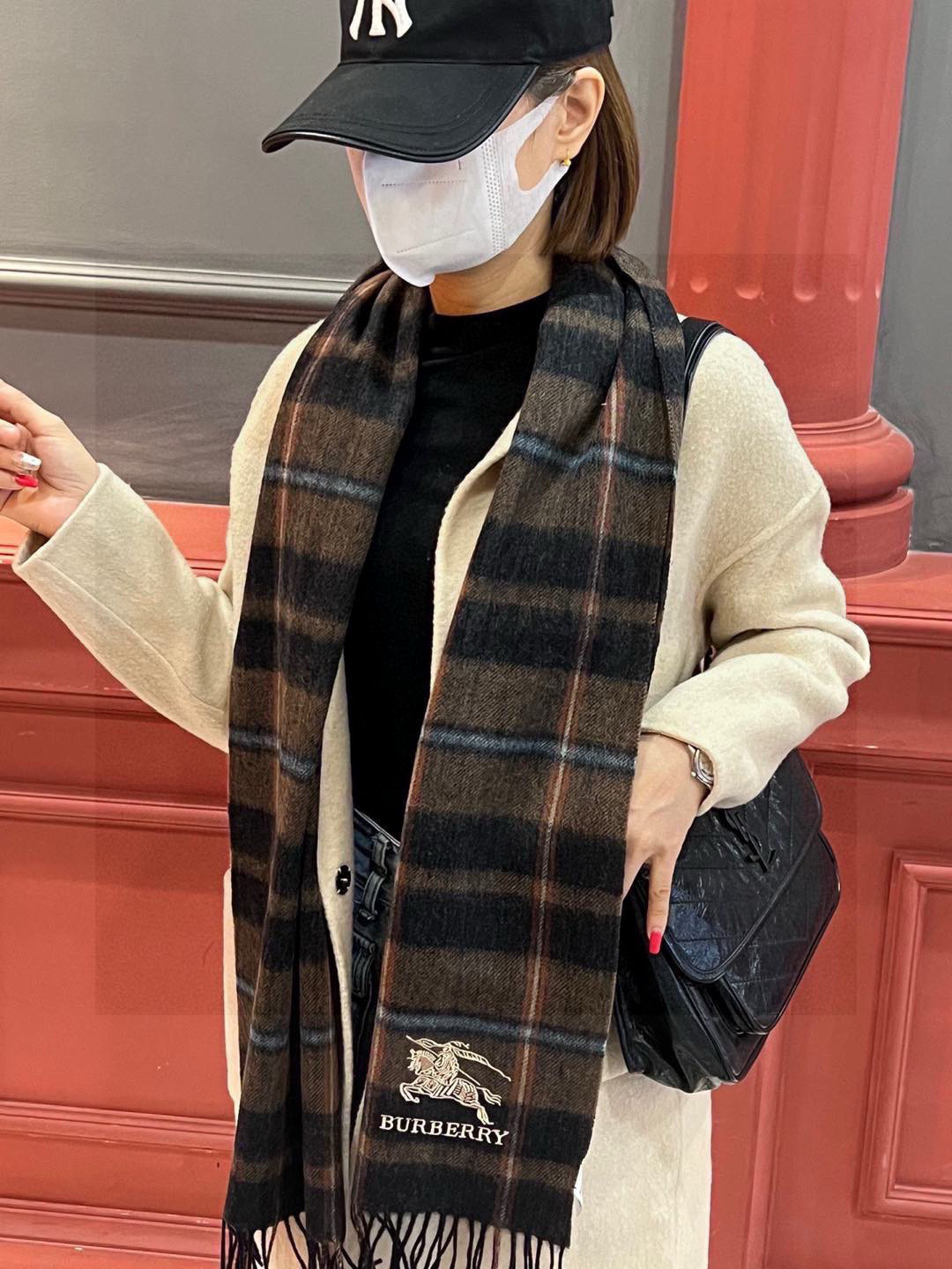 新款巴宝莉大方格子最新款💥 100%顶极羊羔绒材质。非常保暖👑 柔软亲肤，不扎脖😍经典巴宝莉格纹设计，加