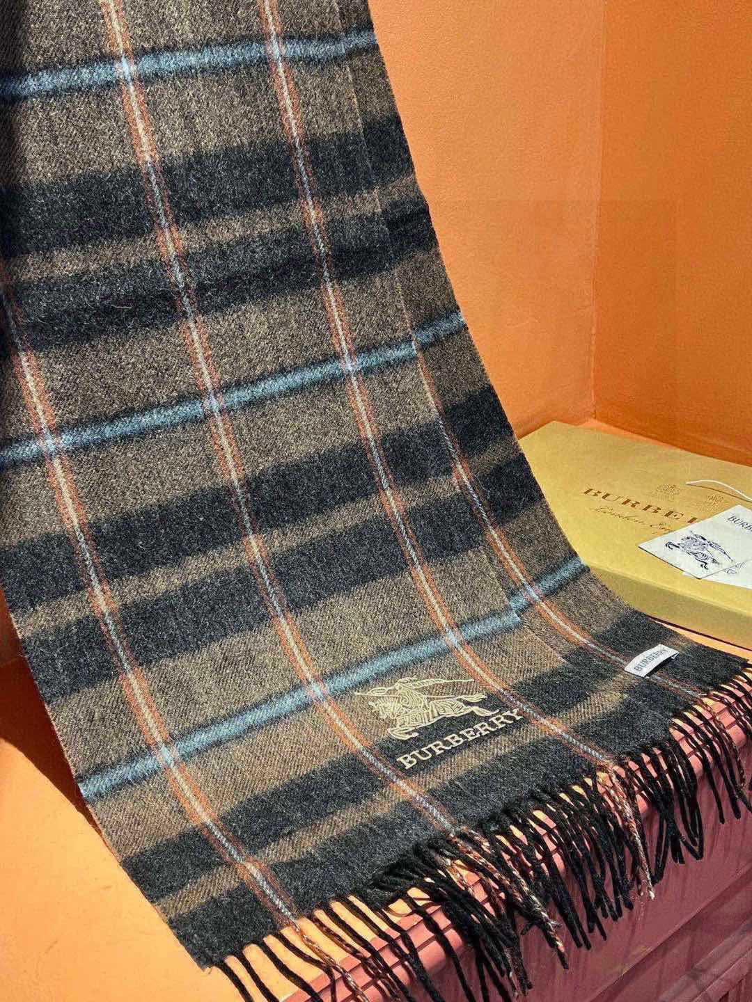 新款巴宝莉大方格子最新款💥 100%顶极羊羔绒材质。非常保暖👑 柔软亲肤，不扎脖😍经典巴宝莉格纹设计，加