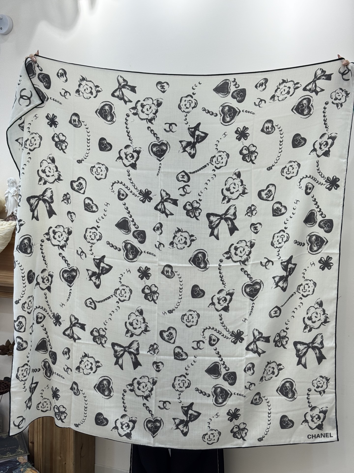 Chanel ~25秋冬新品～【爱心珍珠四叶草】【140双面丝绒披肩】手工卷边丝绒方巾（30%桑蚕丝70