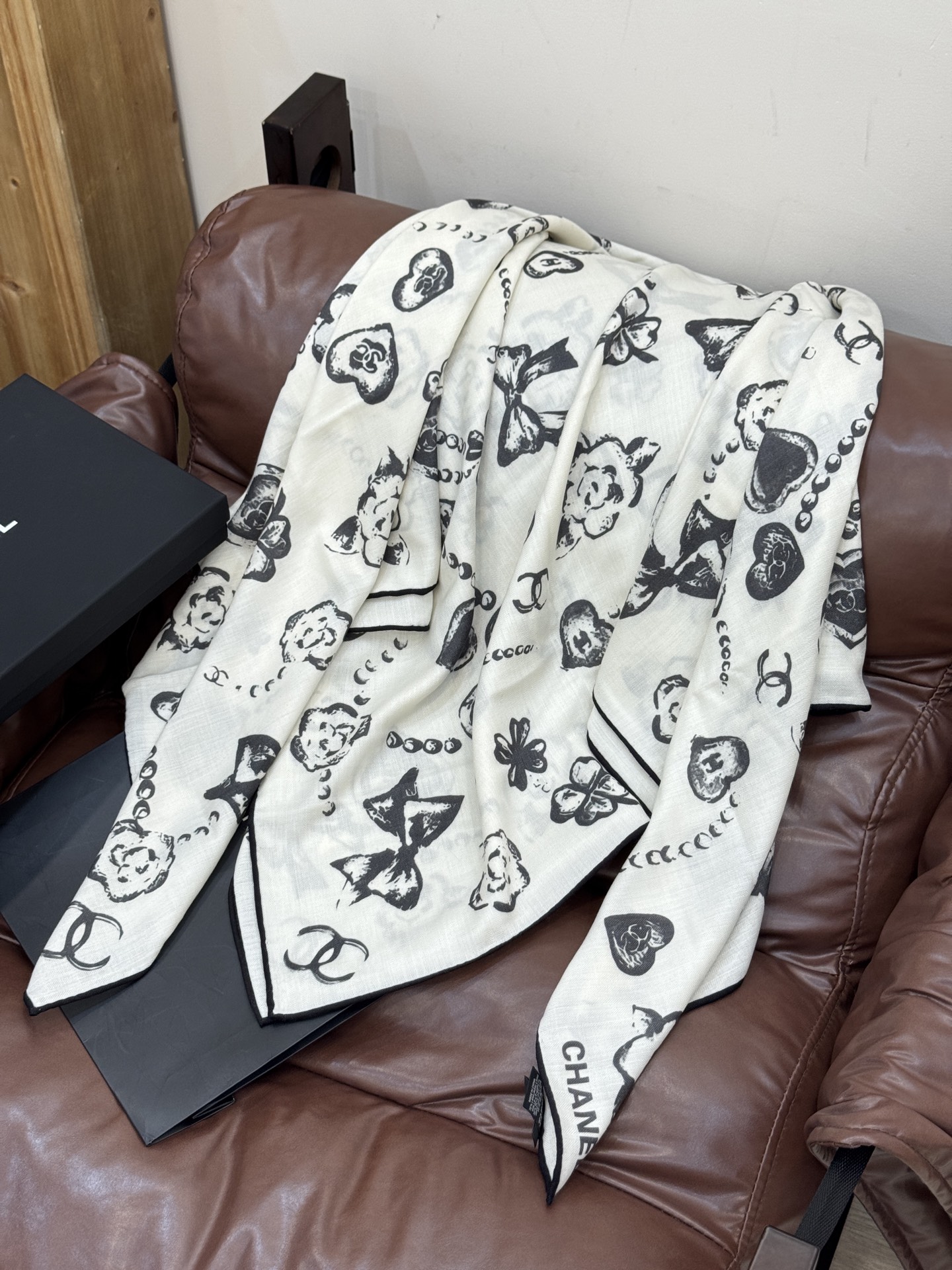 Chanel ~25秋冬新品～【爱心珍珠四叶草】【140双面丝绒披肩】手工卷边丝绒方巾（30%桑蚕丝70