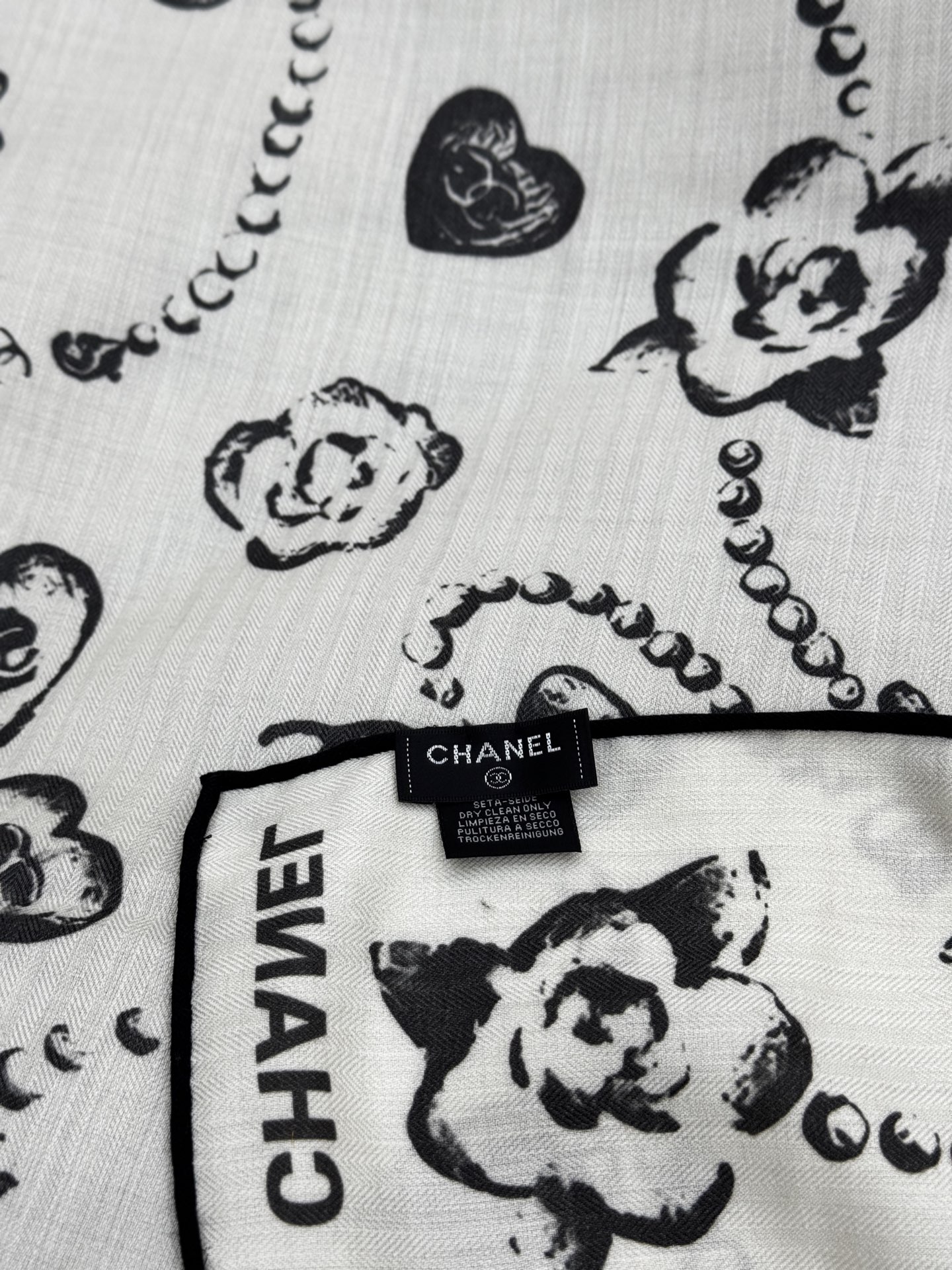 Chanel ~25秋冬新品～【爱心珍珠四叶草】【140双面丝绒披肩】手工卷边丝绒方巾（30%桑蚕丝70
