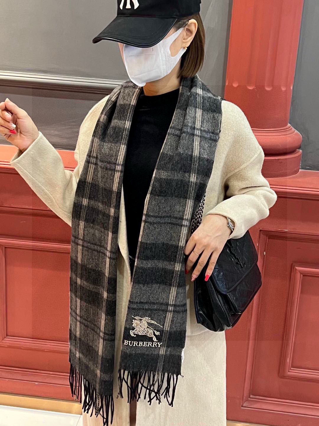 新款巴宝莉大方格子最新款💥 100%顶极羊羔绒材质。非常保暖👑 柔软亲肤，不扎脖😍经典巴宝莉格纹设计，加