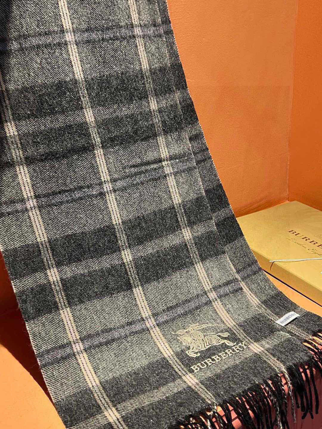 新款巴宝莉大方格子最新款💥 100%顶极羊羔绒材质。非常保暖👑 柔软亲肤，不扎脖😍经典巴宝莉格纹设计，加