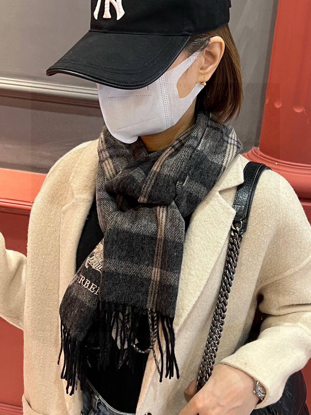 新款巴宝莉大方格子最新款💥 100%顶极羊羔绒材质。非常保暖👑 柔软亲肤，不扎脖😍经典巴宝莉格纹设计，加