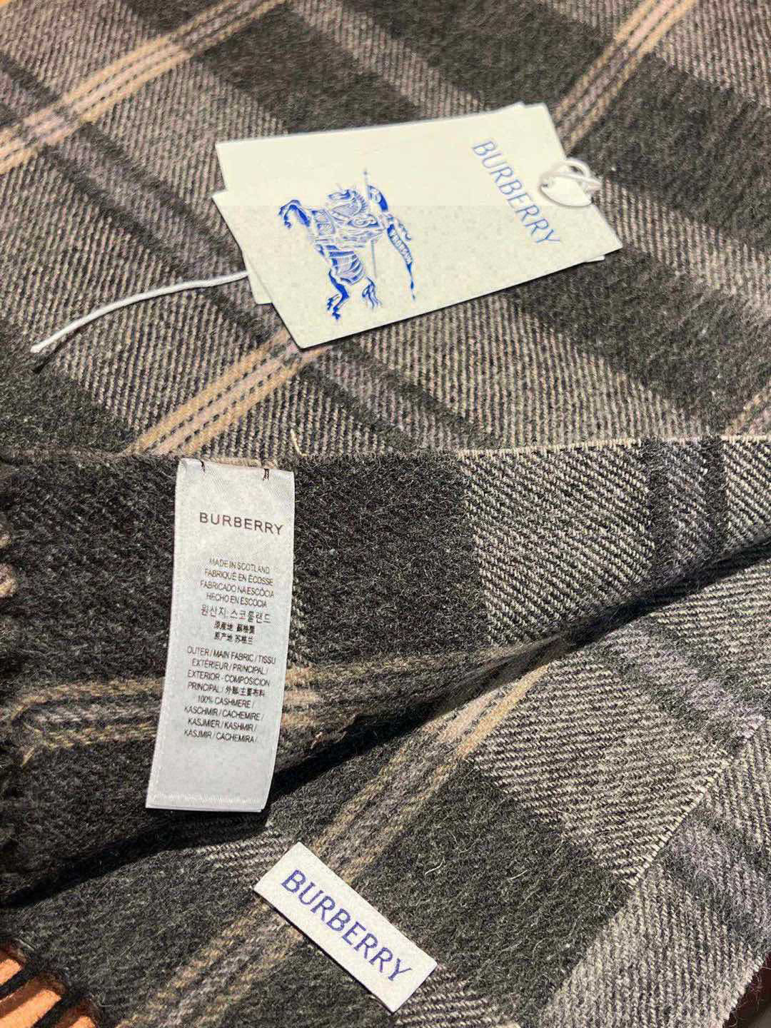 新款巴宝莉大方格子最新款💥 100%顶极羊羔绒材质。非常保暖👑 柔软亲肤，不扎脖😍经典巴宝莉格纹设计，加