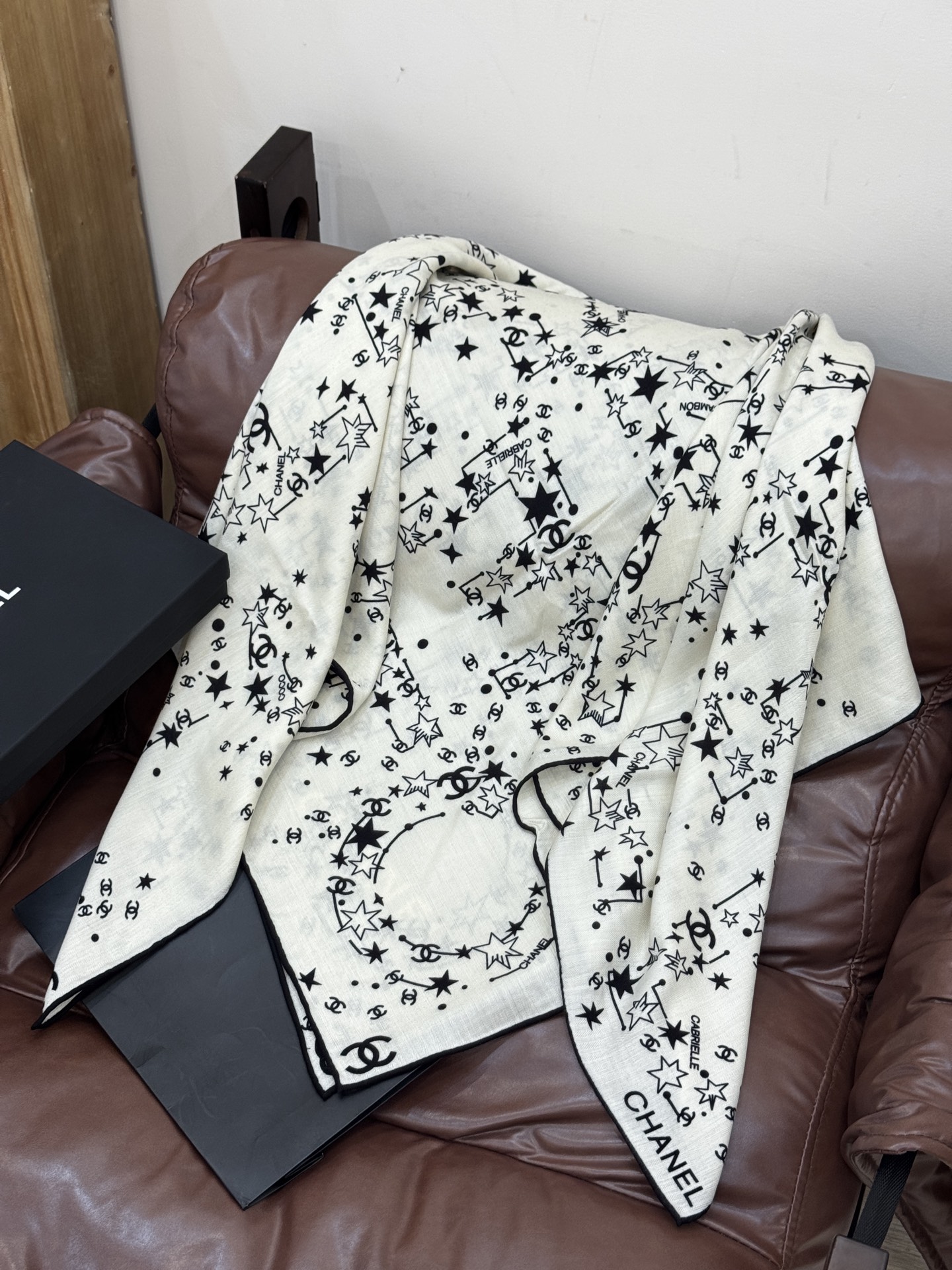 Chanel ~20。秋冬新品～【140顶级丝绒双面同色】繁星点点与双C的完美结合适合各种场合搭配使用黑