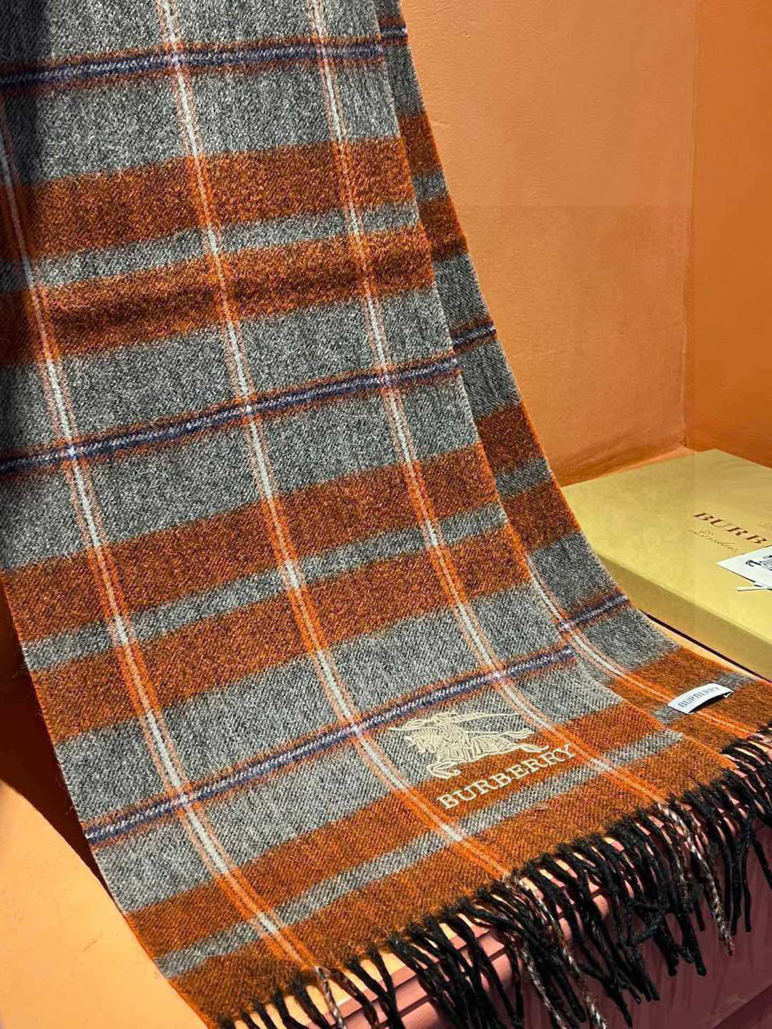 新款巴宝莉大方格子最新款💥 100%顶极羊羔绒材质。非常保暖👑 柔软亲肤，不扎脖😍经典巴宝莉格纹设计，加