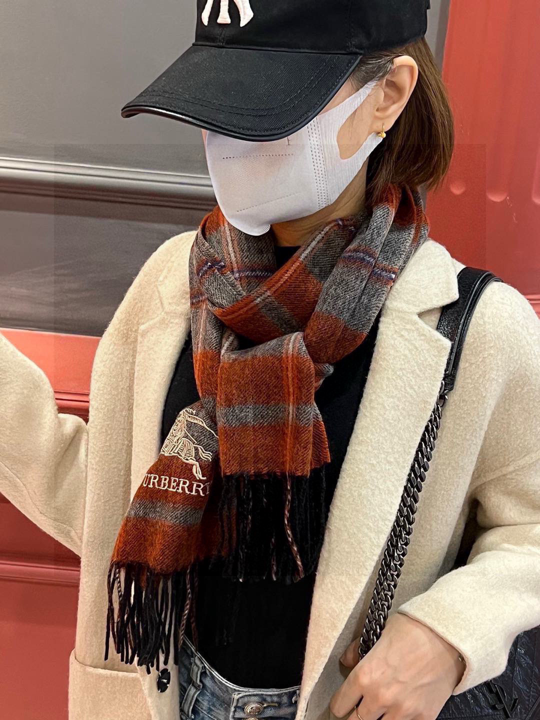 新款巴宝莉大方格子最新款💥 100%顶极羊羔绒材质。非常保暖👑 柔软亲肤，不扎脖😍经典巴宝莉格纹设计，加