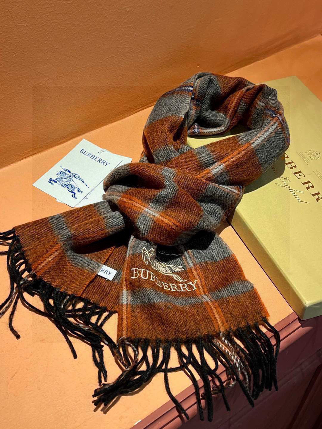 新款巴宝莉大方格子最新款💥 100%顶极羊羔绒材质。非常保暖👑 柔软亲肤，不扎脖😍经典巴宝莉格纹设计，加