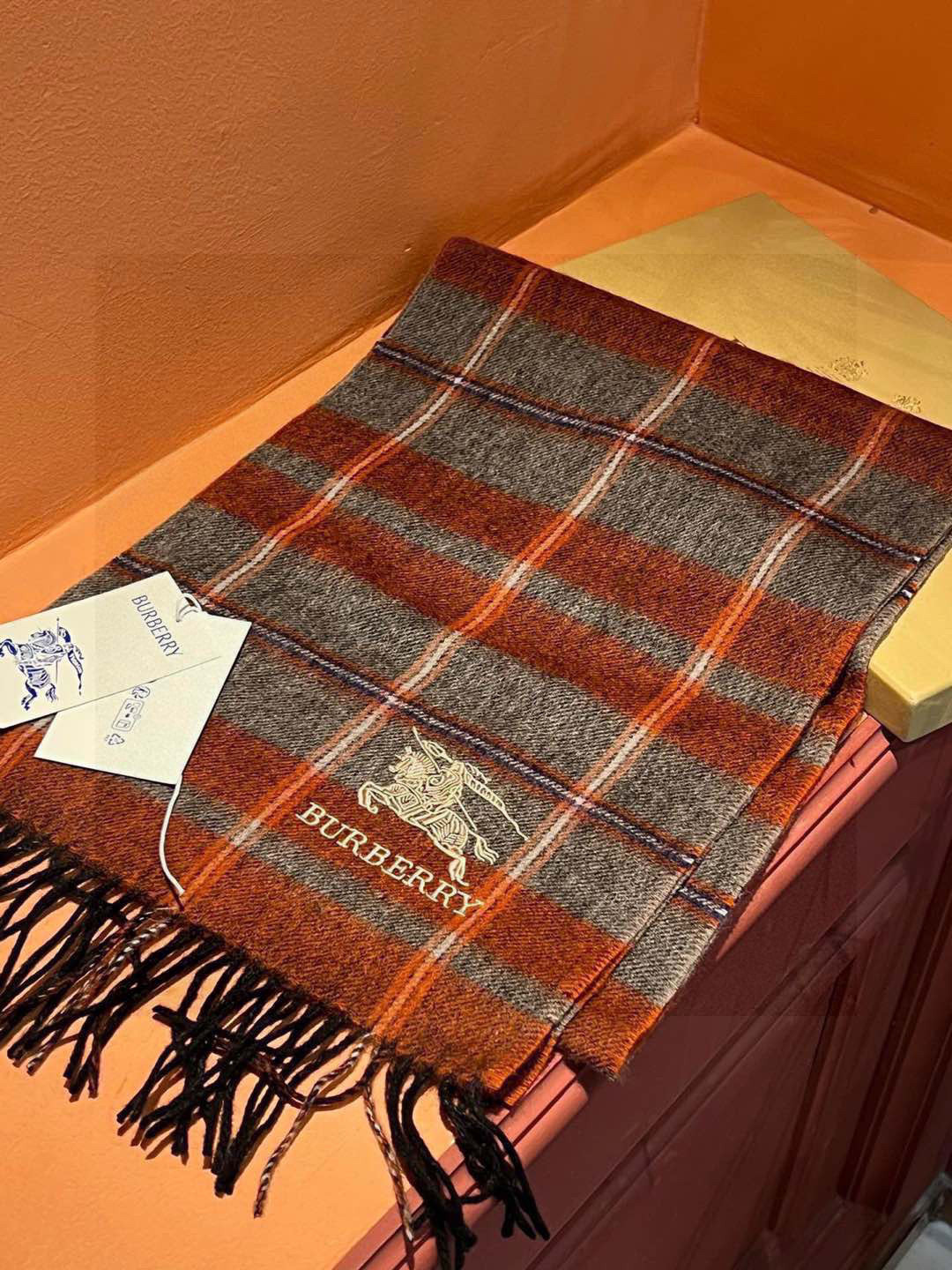 新款巴宝莉大方格子最新款💥 100%顶极羊羔绒材质。非常保暖👑 柔软亲肤，不扎脖😍经典巴宝莉格纹设计，加