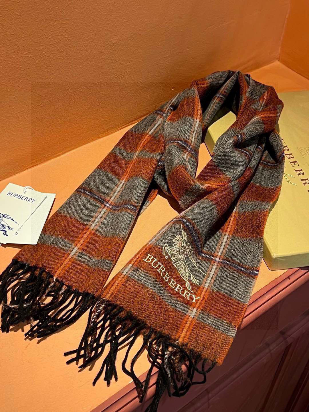 新款巴宝莉大方格子最新款💥 100%顶极羊羔绒材质。非常保暖👑 柔软亲肤，不扎脖😍经典巴宝莉格纹设计，加