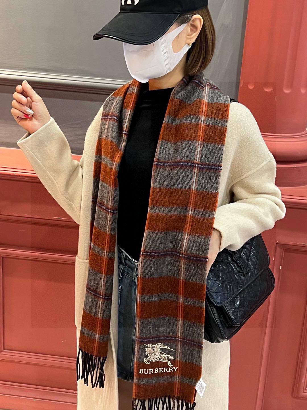 新款巴宝莉大方格子最新款💥 100%顶极羊羔绒材质。非常保暖👑 柔软亲肤，不扎脖😍经典巴宝莉格纹设计，加