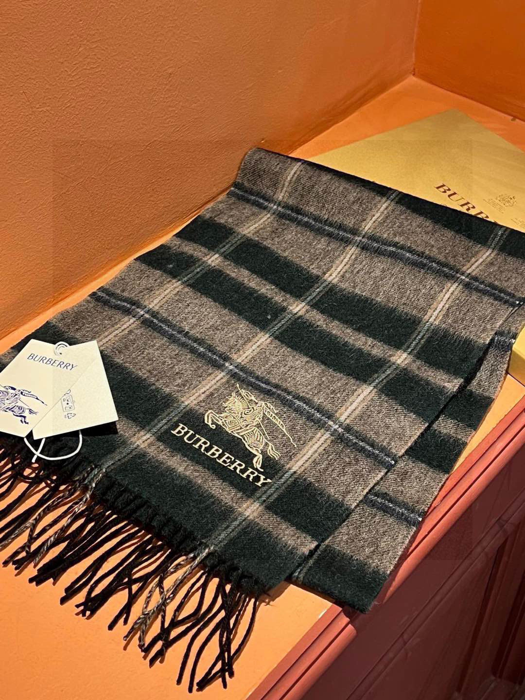 新款巴宝莉大方格子最新款💥 100%顶极羊羔绒材质。非常保暖👑 柔软亲肤，不扎脖😍经典巴宝莉格纹设计，加