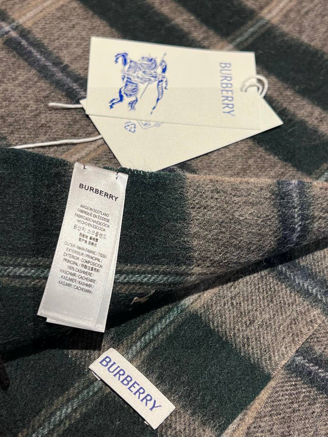 新款巴宝莉大方格子最新款💥 100%顶极羊羔绒材质。非常保暖👑 柔软亲肤，不扎脖😍经典巴宝莉格纹设计，加