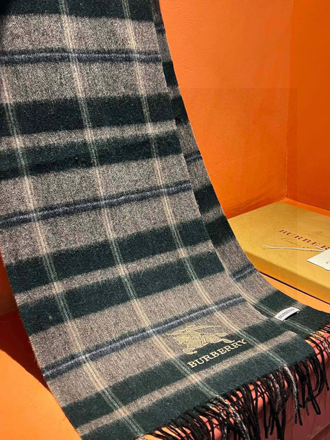 新款巴宝莉大方格子最新款💥 100%顶极羊羔绒材质。非常保暖👑 柔软亲肤，不扎脖😍经典巴宝莉格纹设计，加