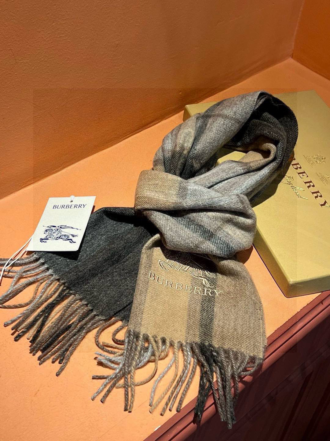 新款巴宝莉大方格子最新款💥 100%顶极羊羔绒材质。非常保暖👑 柔软亲肤，不扎脖😍经典巴宝莉格纹设计，加