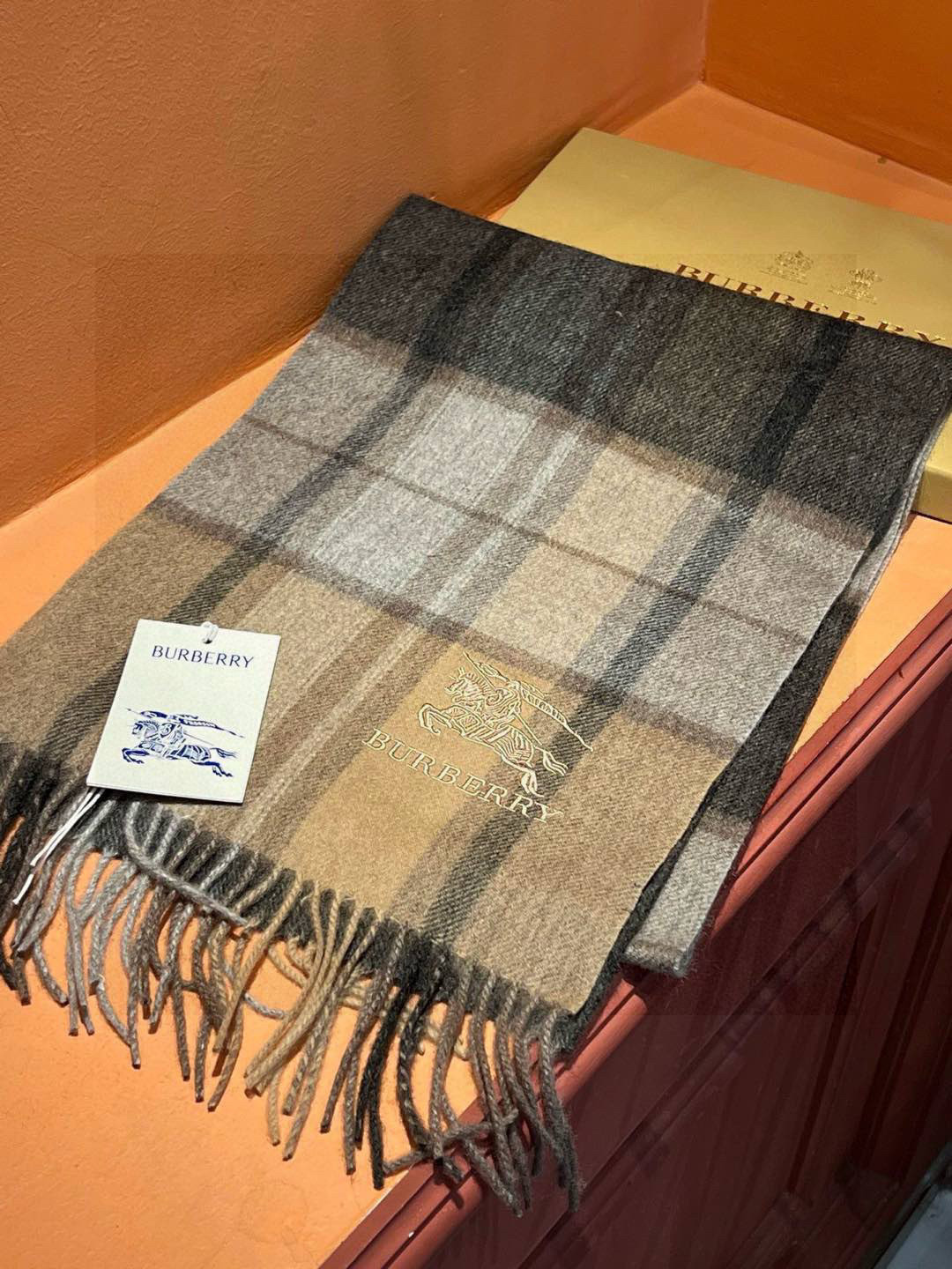 新款巴宝莉大方格子最新款💥 100%顶极羊羔绒材质。非常保暖👑 柔软亲肤，不扎脖😍经典巴宝莉格纹设计，加