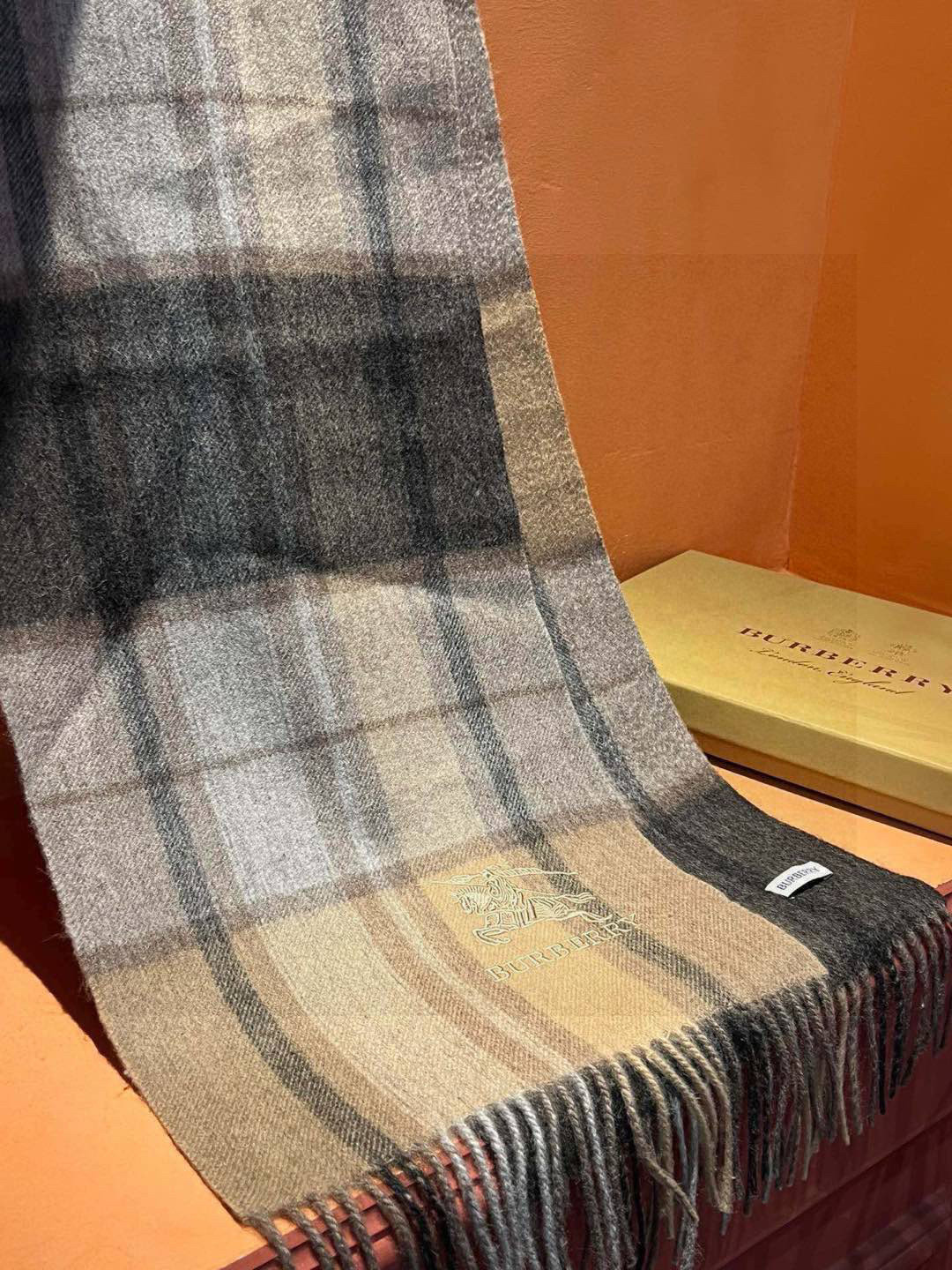 新款巴宝莉大方格子最新款💥 100%顶极羊羔绒材质。非常保暖👑 柔软亲肤，不扎脖😍经典巴宝莉格纹设计，加