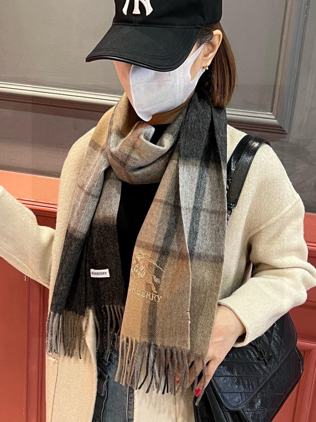 新款巴宝莉大方格子最新款💥 100%顶极羊羔绒材质。非常保暖👑 柔软亲肤，不扎脖😍经典巴宝莉格纹设计，加