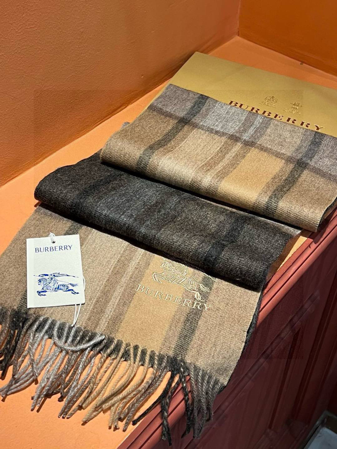 新款巴宝莉大方格子最新款💥 100%顶极羊羔绒材质。非常保暖👑 柔软亲肤，不扎脖😍经典巴宝莉格纹设计，加