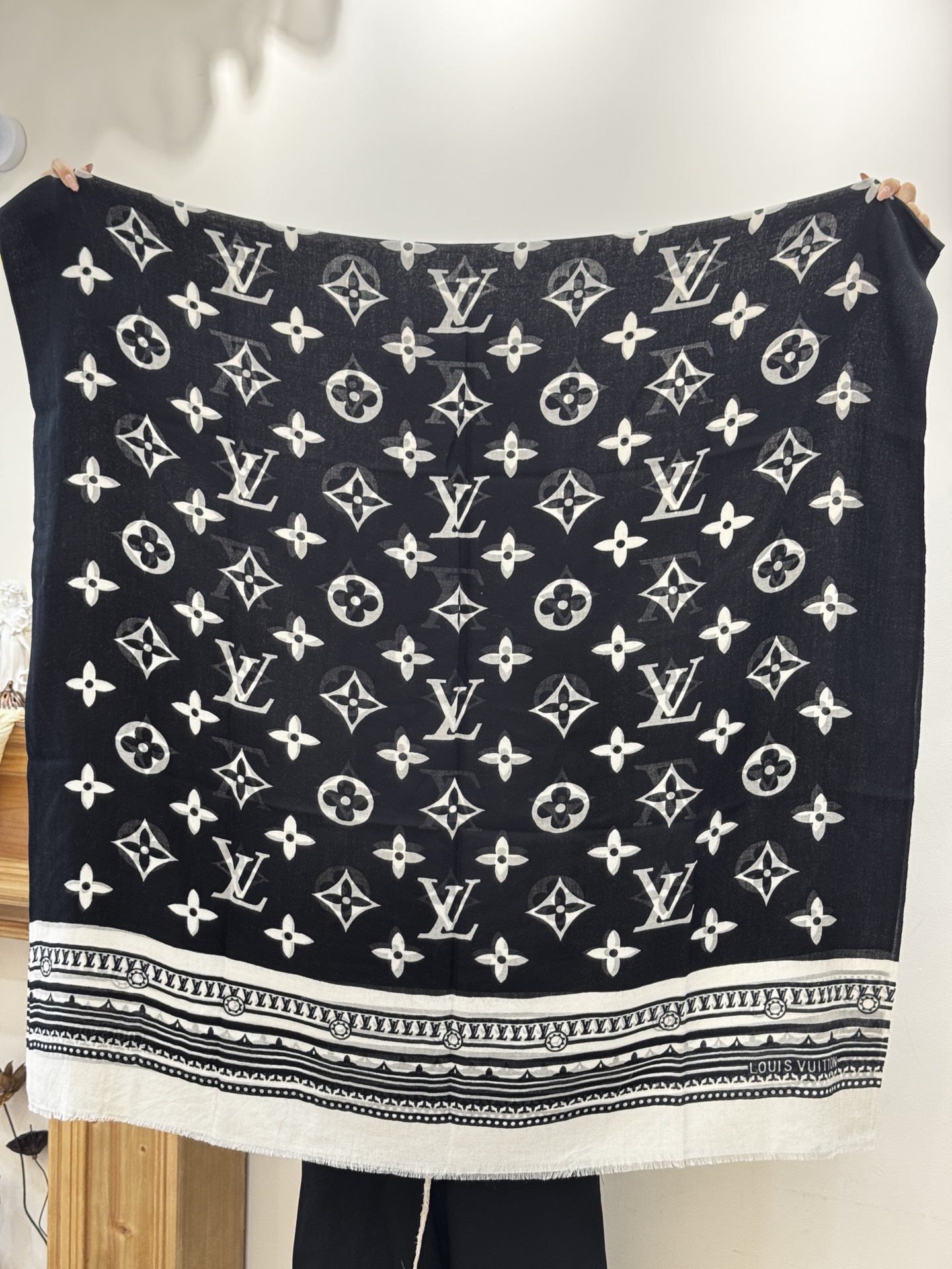 又时髦又百搭！LV新款老花长巾】提升气质和品味的好单品！！四季必备！！真的无敌实用！！Lv难得的羊绒长巾