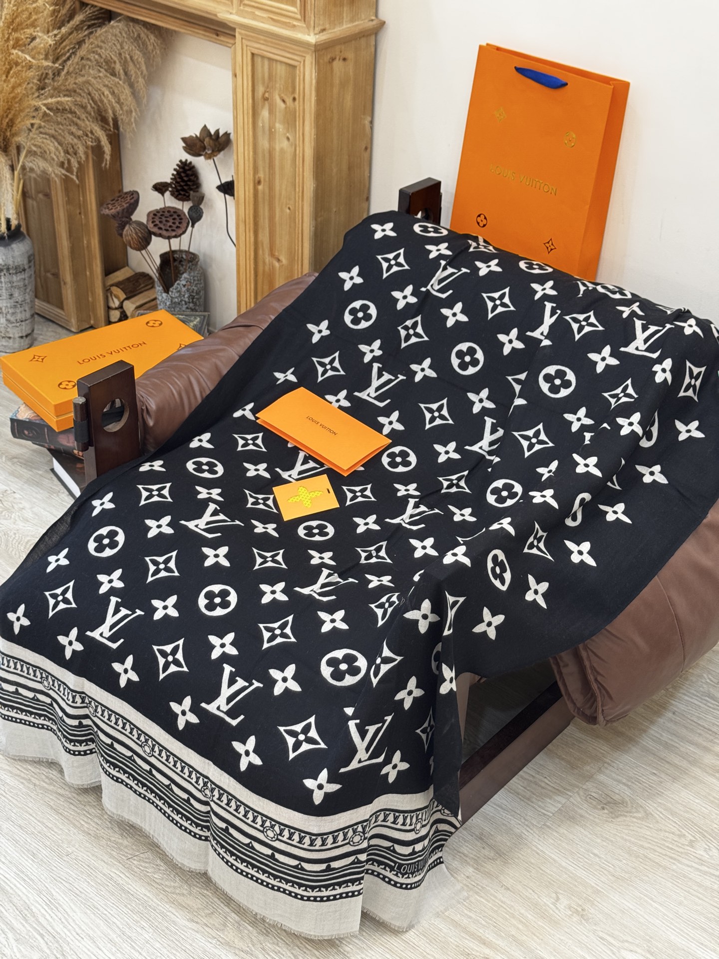 又时髦又百搭！LV新款老花长巾】提升气质和品味的好单品！！四季必备！！真的无敌实用！！Lv难得的羊绒长巾