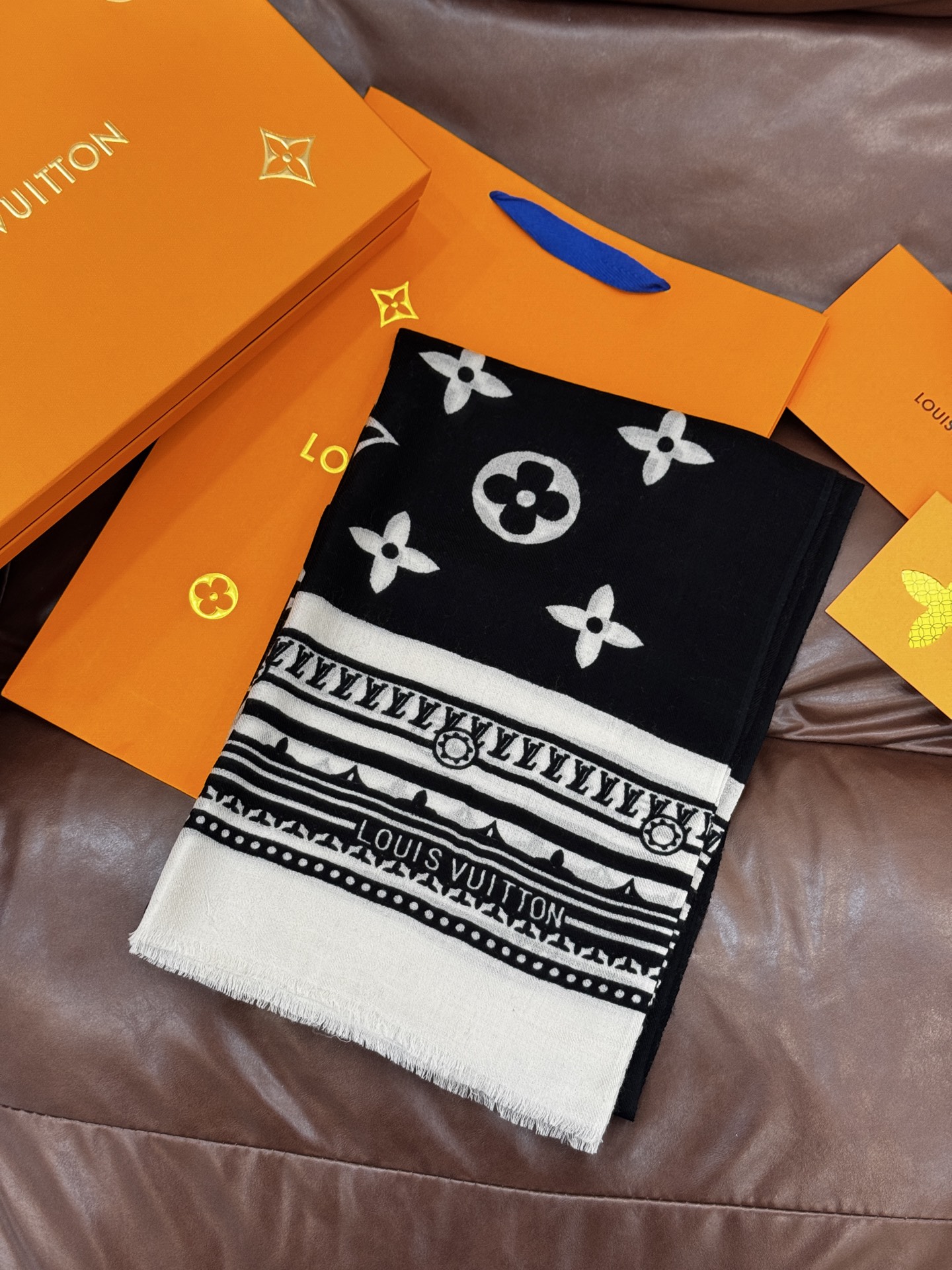 又时髦又百搭！LV新款老花长巾】提升气质和品味的好单品！！四季必备！！真的无敌实用！！Lv难得的羊绒长巾