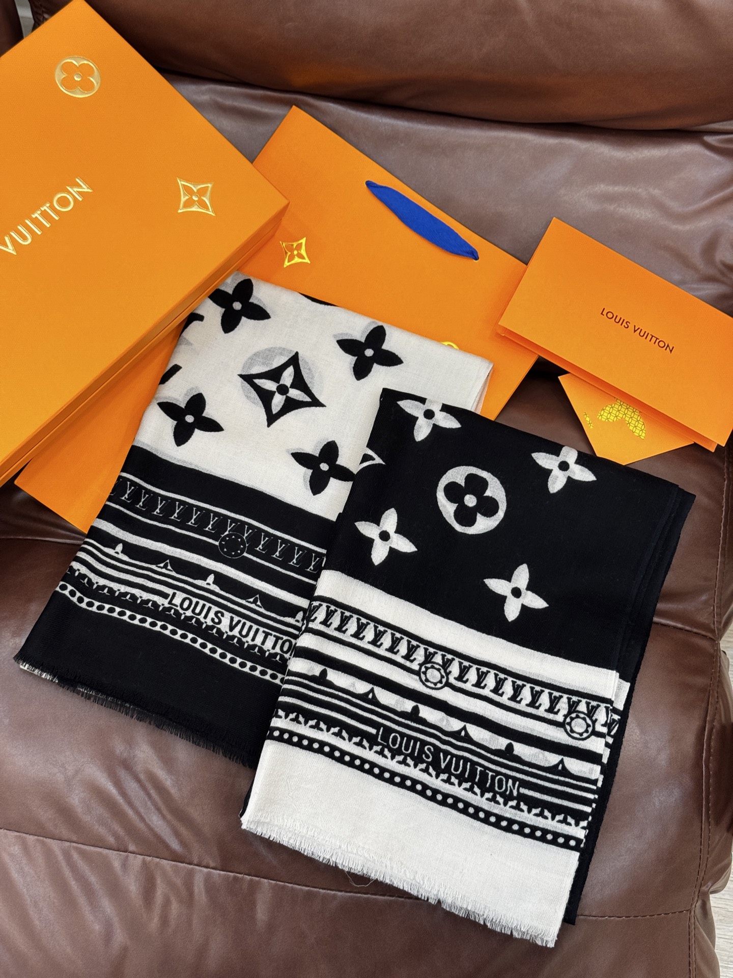 又时髦又百搭！LV新款老花长巾】提升气质和品味的好单品！！四季必备！！真的无敌实用！！Lv难得的羊绒长巾