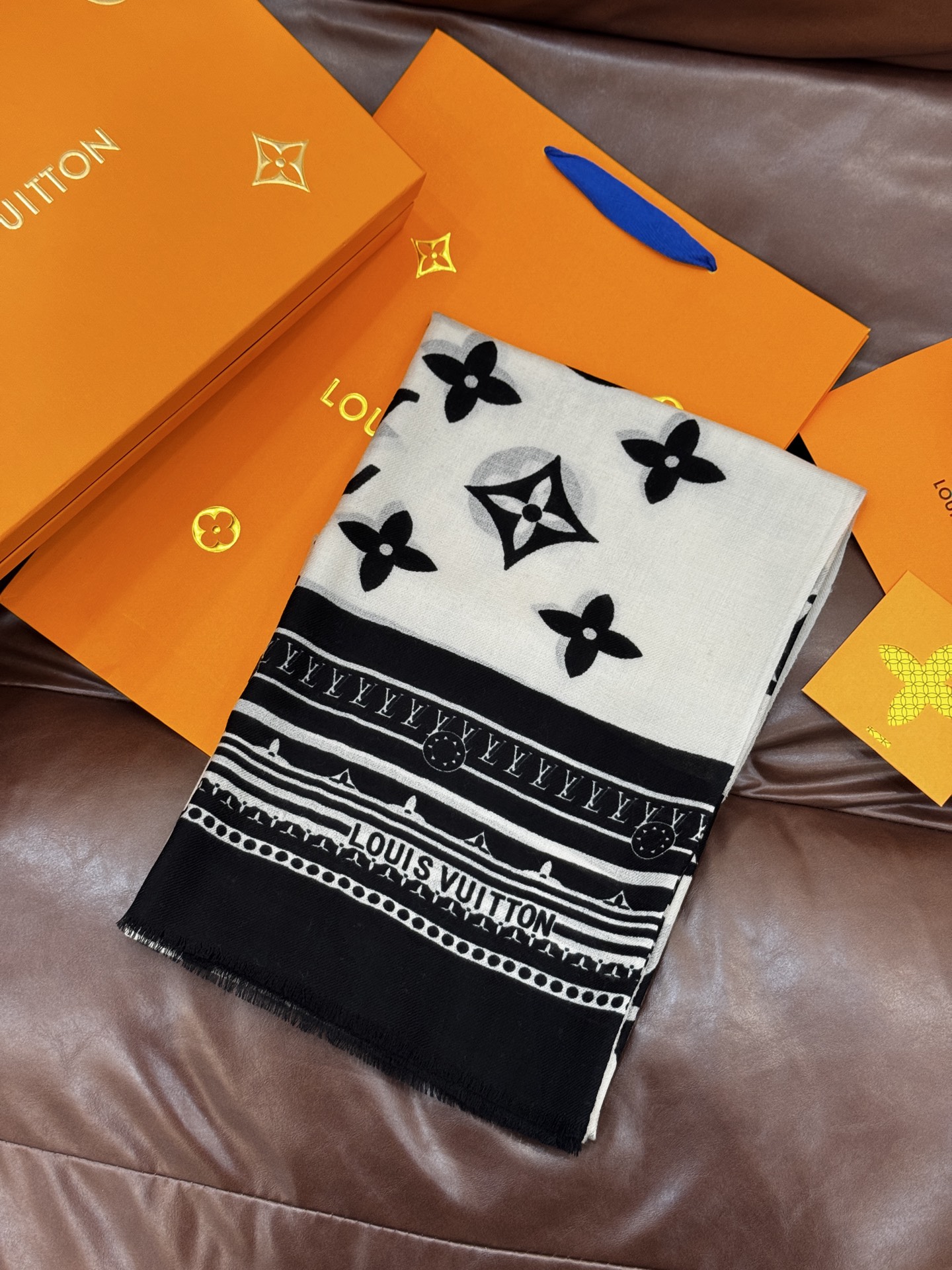 又时髦又百搭！LV新款老花长巾】提升气质和品味的好单品！！四季必备！！真的无敌实用！！Lv难得的羊绒长巾