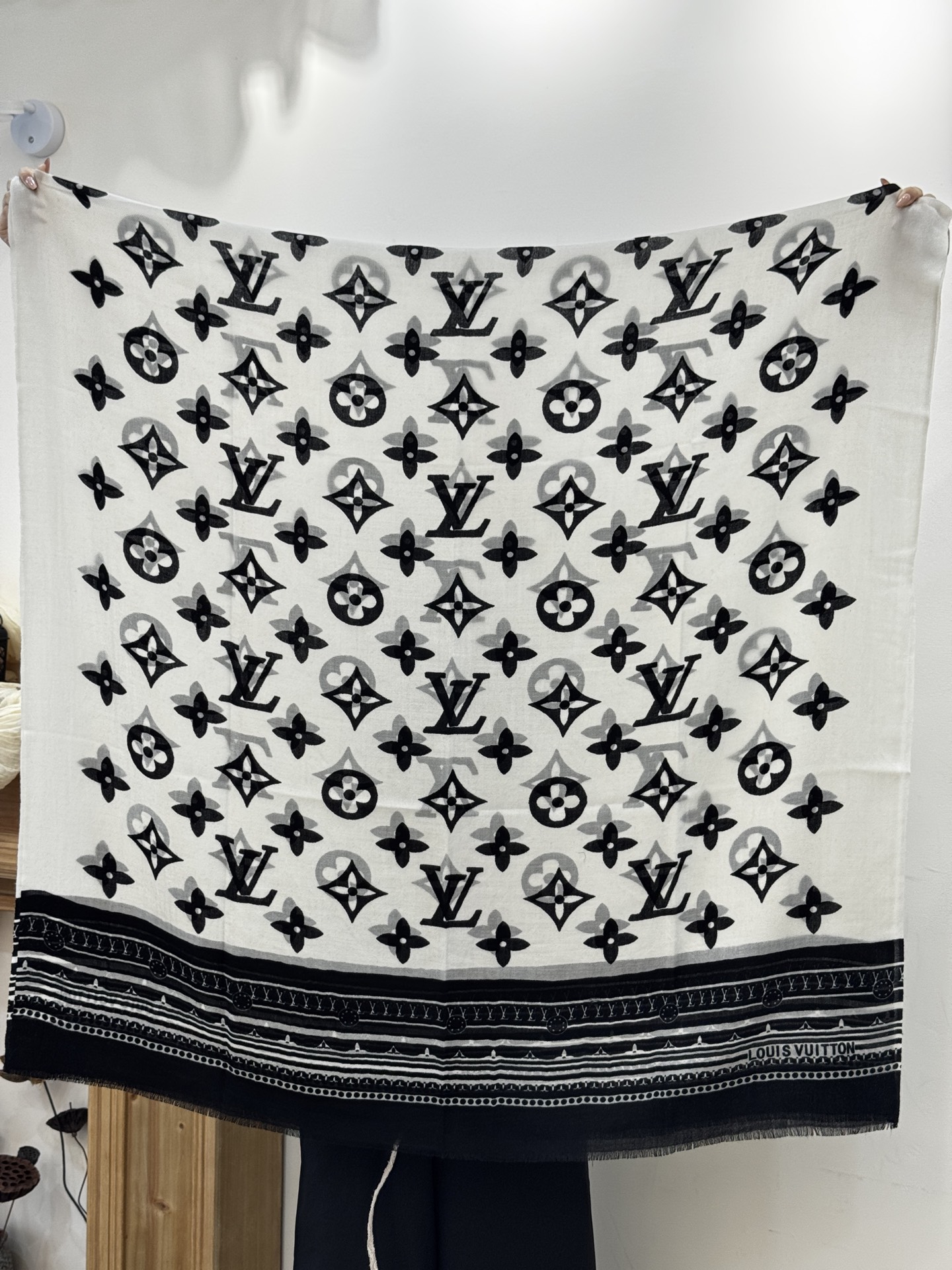 又时髦又百搭！LV新款老花长巾】提升气质和品味的好单品！！四季必备！！真的无敌实用！！Lv难得的羊绒长巾