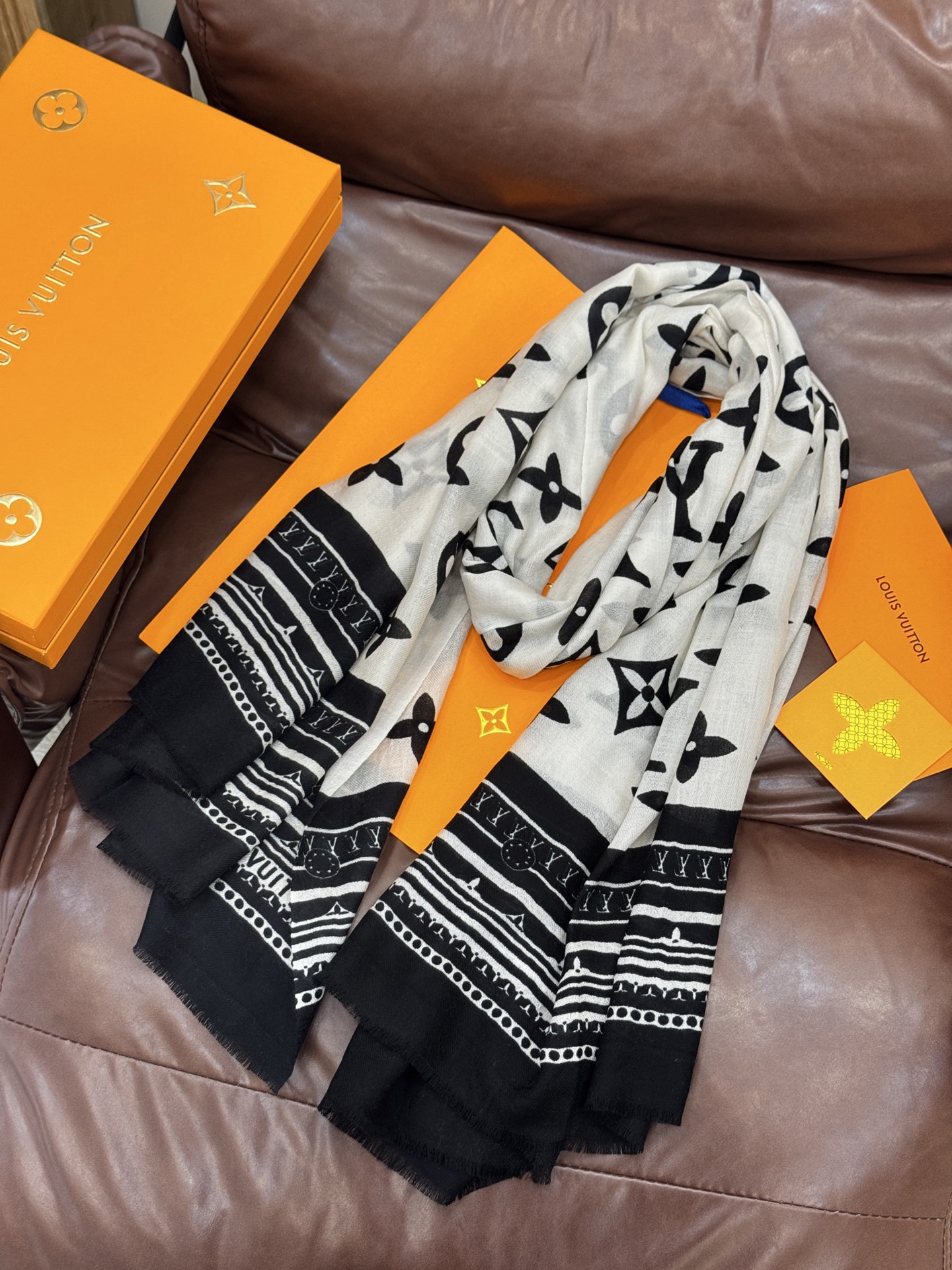 又时髦又百搭！LV新款老花长巾】提升气质和品味的好单品！！四季必备！！真的无敌实用！！Lv难得的羊绒长巾