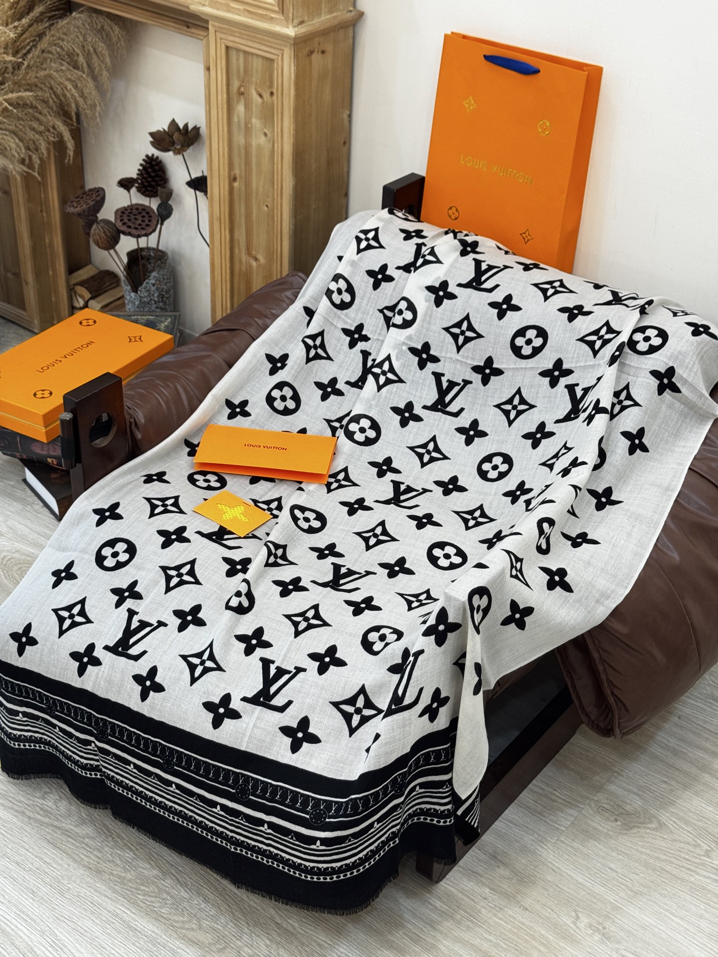 又时髦又百搭！LV新款老花长巾】提升气质和品味的好单品！！四季必备！！真的无敌实用！！Lv难得的羊绒长巾