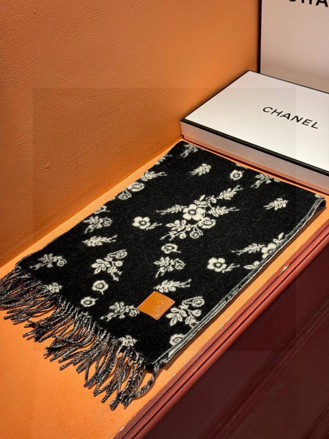 香奈儿 。代工厂臻选上乘的超细羊绒纤维 进行纯手工精梳处理 耗时耗力 再以清泉水浸泡涤荡 使羊绒纤维呈现