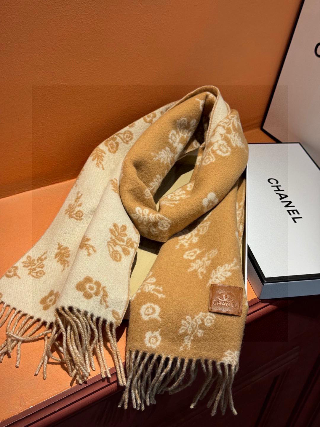 香奈儿 。代工厂臻选上乘的超细羊绒纤维 进行纯手工精梳处理 耗时耗力 再以清泉水浸泡涤荡 使羊绒纤维呈现