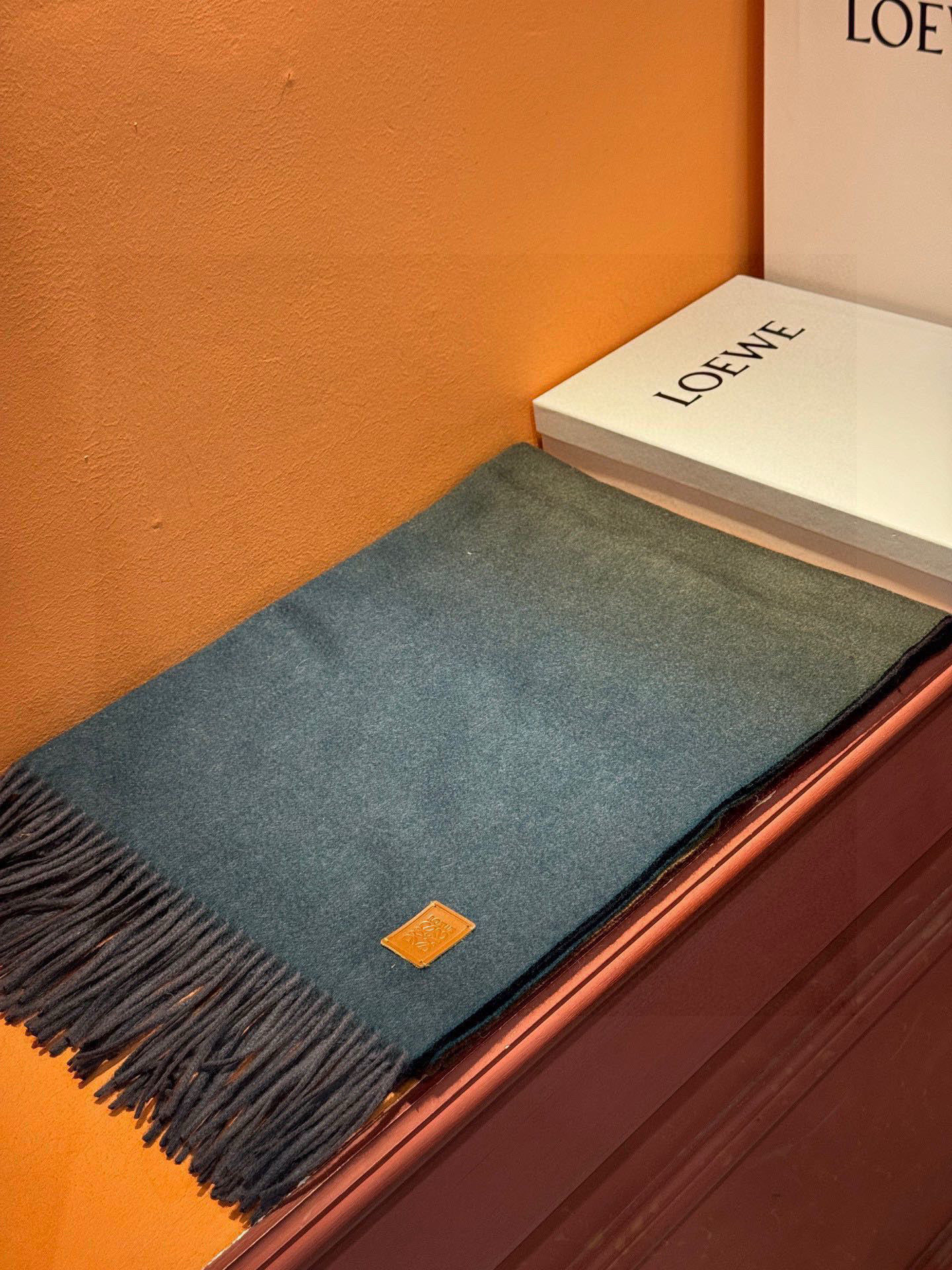 ✨✨太美了😍罗意威 美到要尖叫😱专柜最新款🎊英伦欧美范儿「多色渐变」又是一款即时尚又实用的大围巾&长巾，