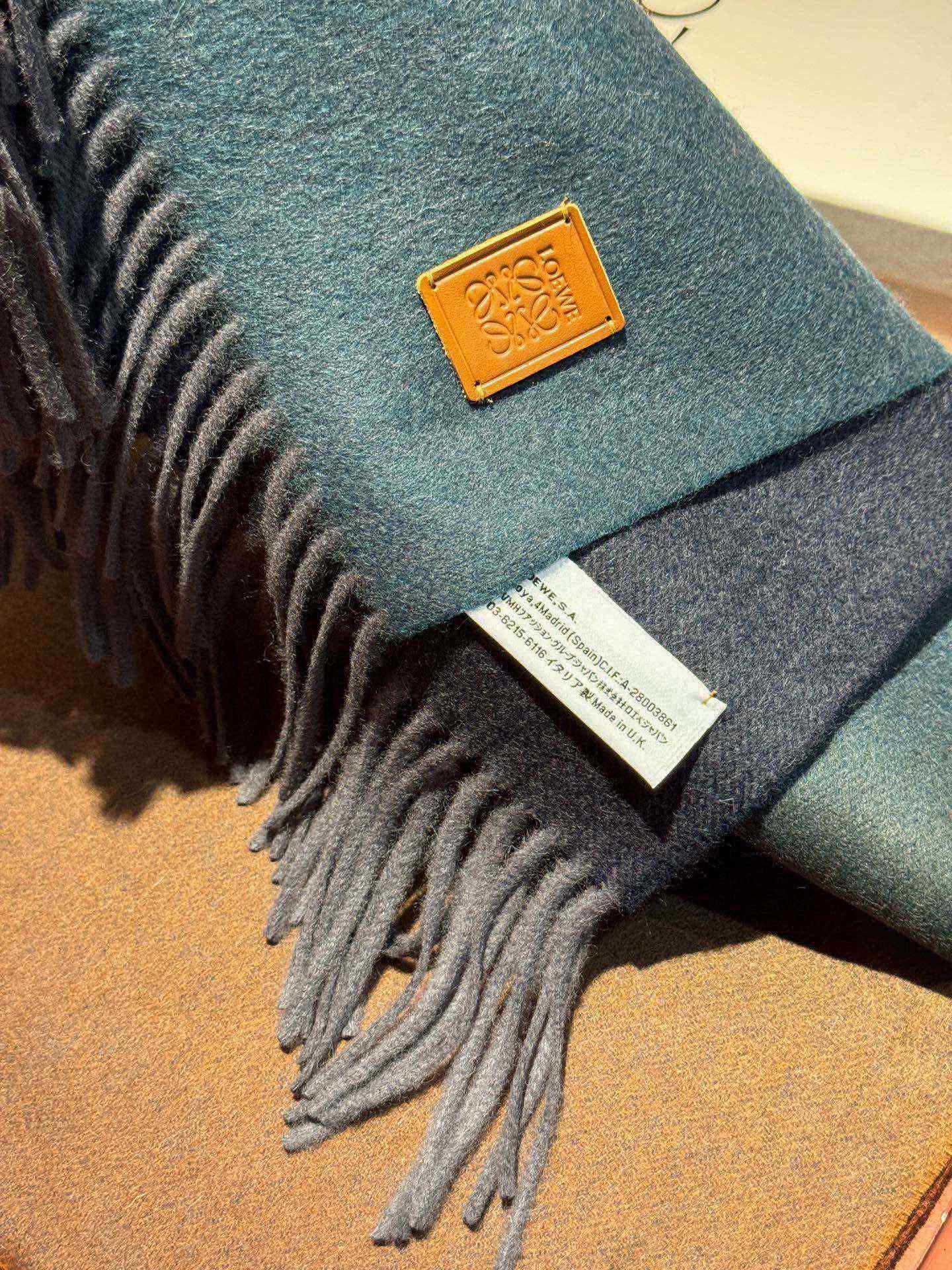 ✨✨太美了😍罗意威 美到要尖叫😱专柜最新款🎊英伦欧美范儿「多色渐变」又是一款即时尚又实用的大围巾&长巾，